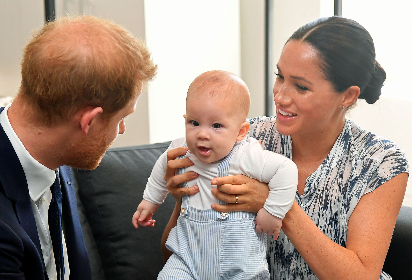 Prinz Harry schaut seinem Sohn Archie in die Augen | Credit: Toby Melville/PA/picturedesk.com