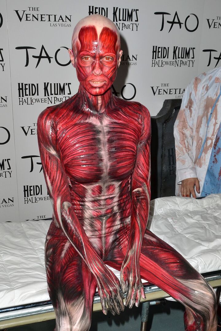 Heidi Klum sitzt in einem Kostum ohne Haut auf einer Bahre | Credit: STARTRAKS PHOTO INC./Action Press/picturedesk.com