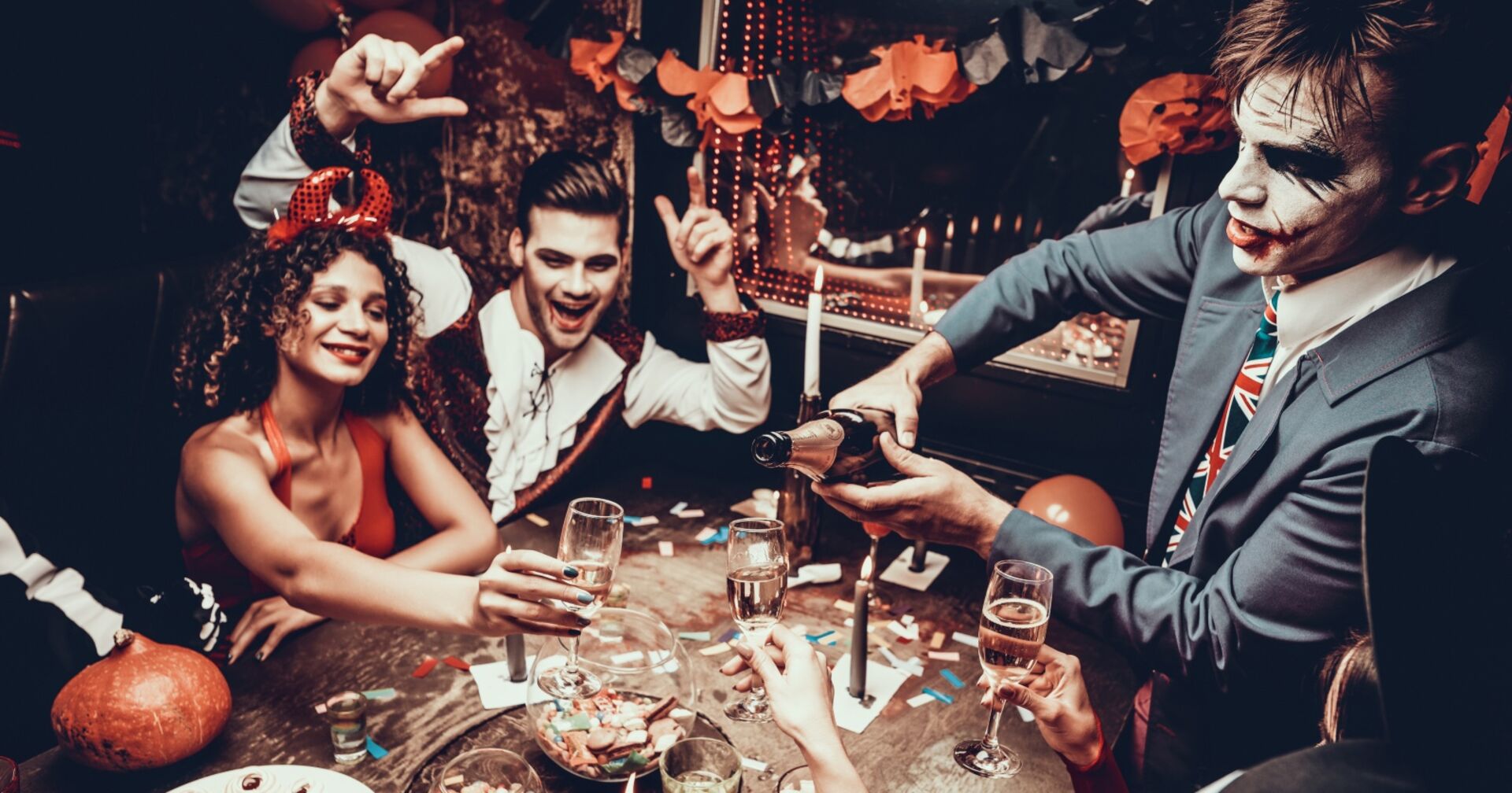 Jugendliche feiern maskiert Halloween. | Credit: iStock.com/vadimguzhva