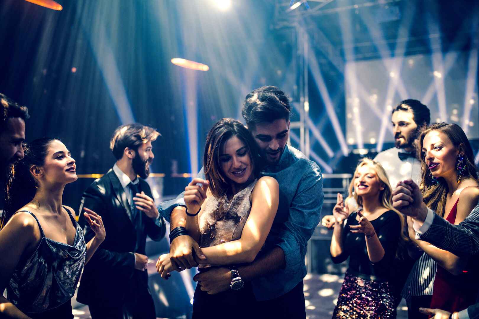 Paar flirtet und tanzt im Club