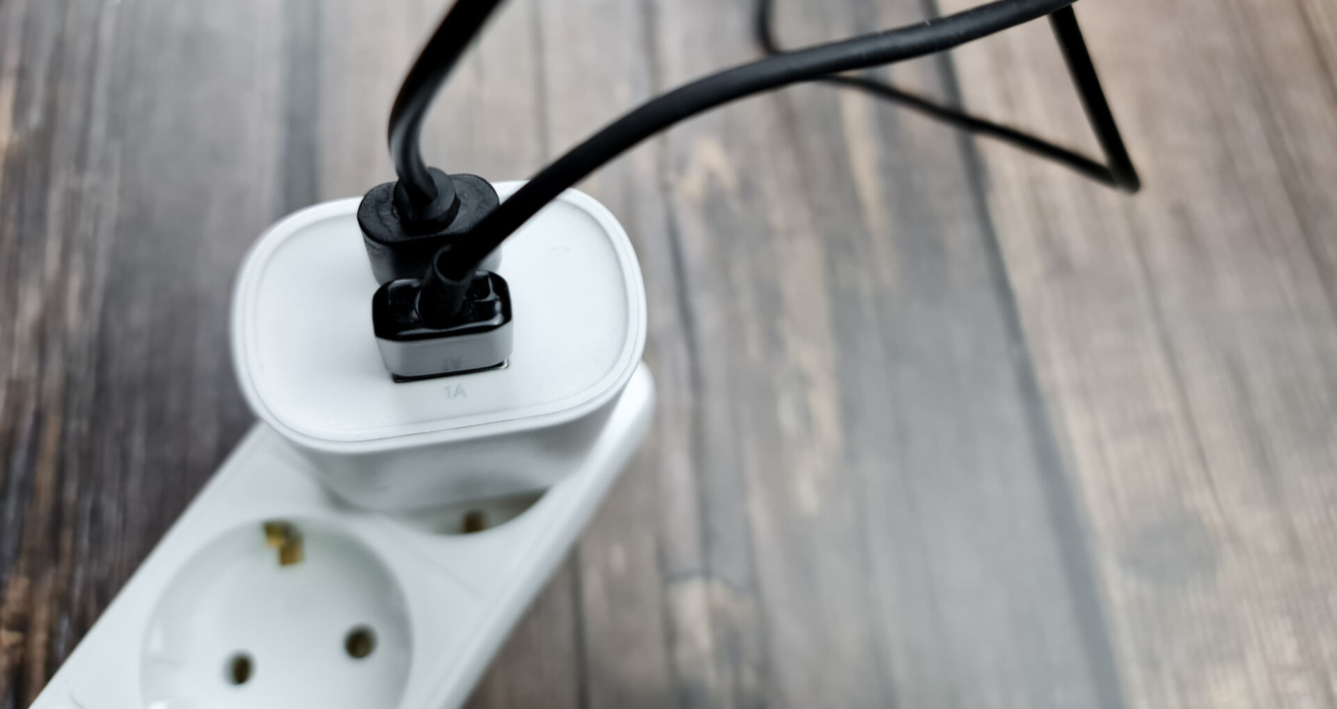 Ladekabel in Steckdose | Credit: iStock.com/bin kontan