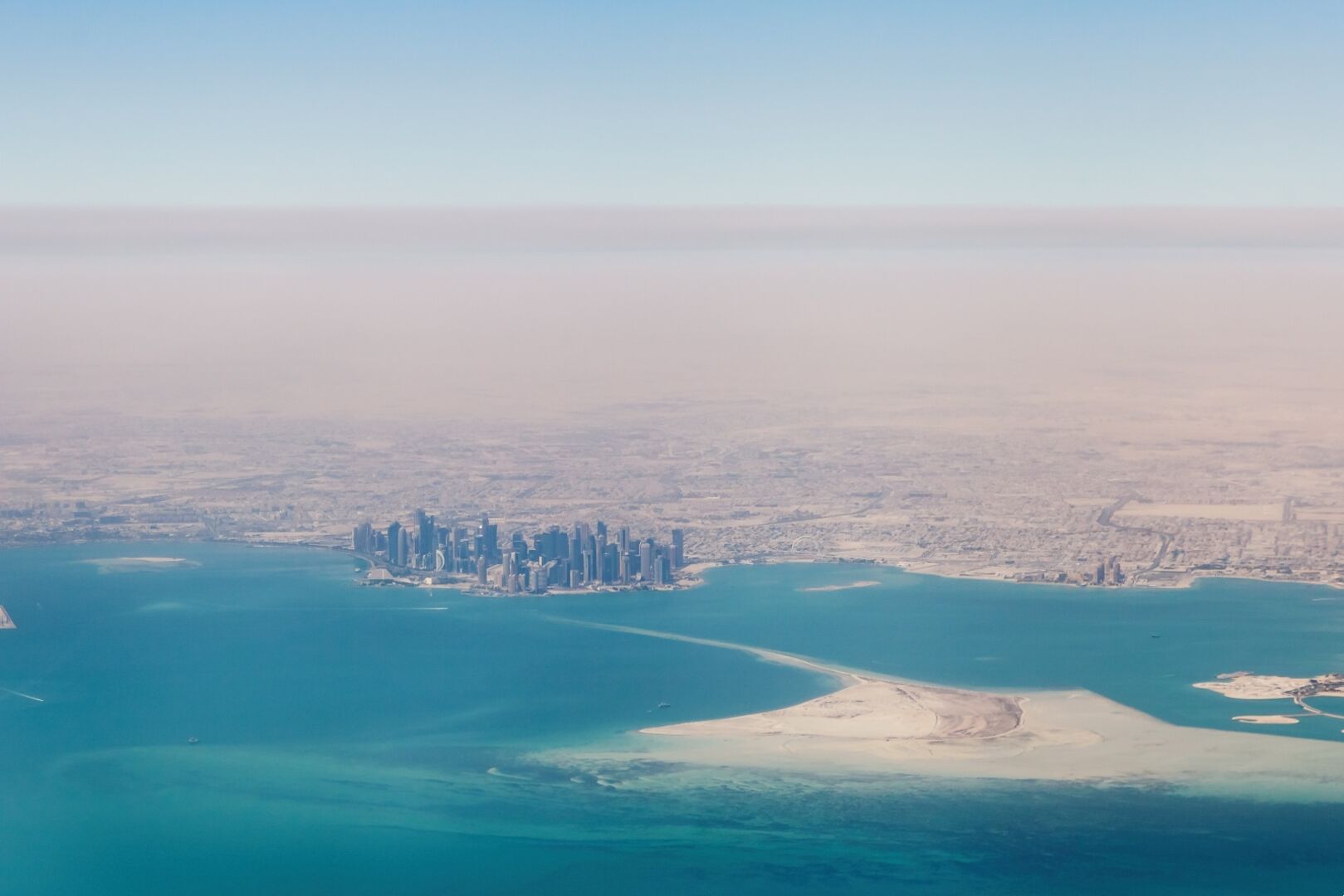 Katars Hauptstadt Doha aus der Vogelperspektive. Credit: iStock.com/dzika_mrowka