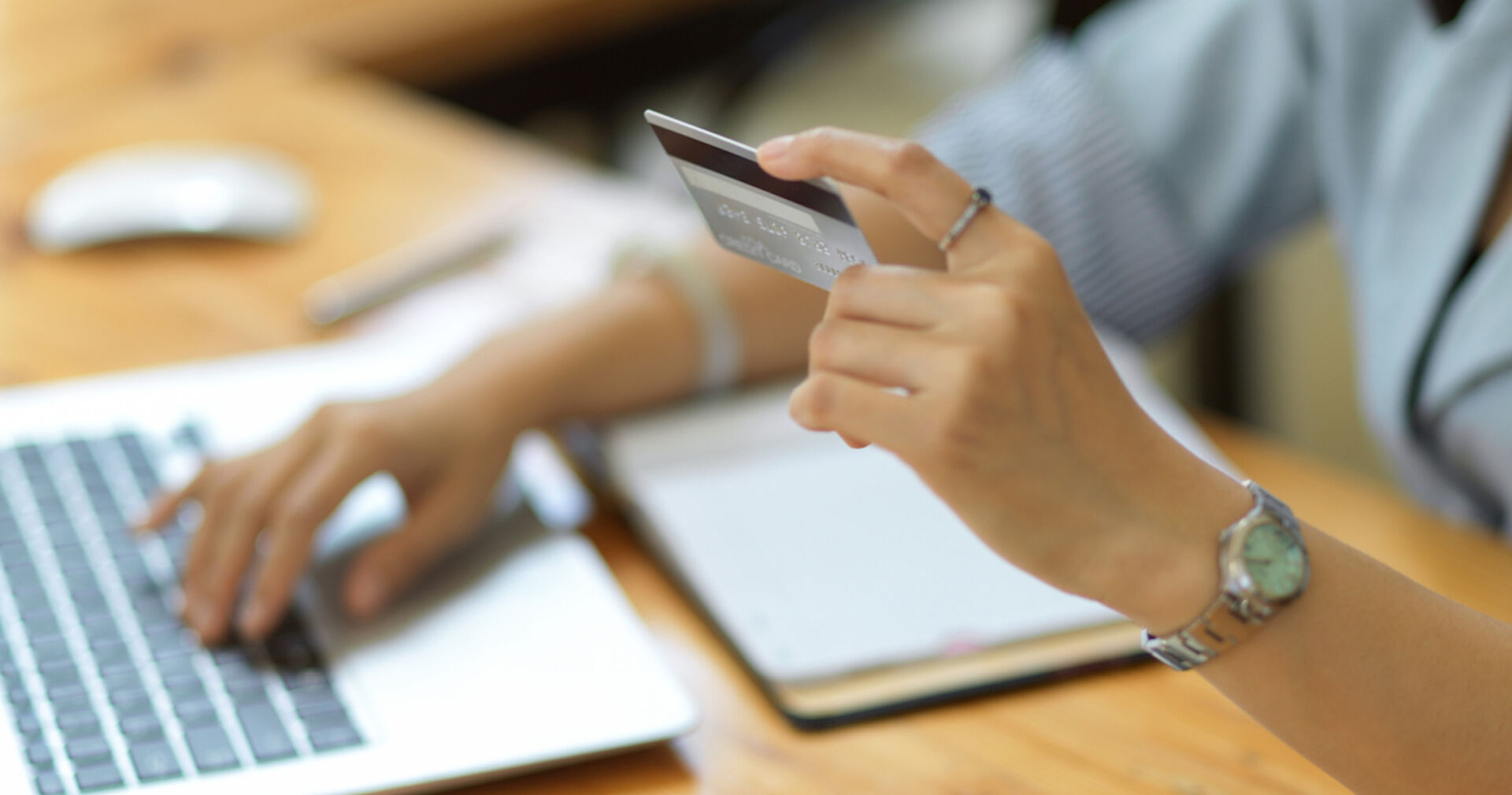 Kreditkarte vor Computer I Credit: istockphoto.com/BongkarnThanyakij