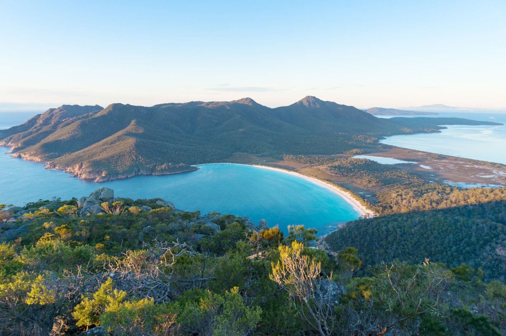 Berge, Meer und Strand in Tasmanien | Credit: iStock.com/ Katharina13