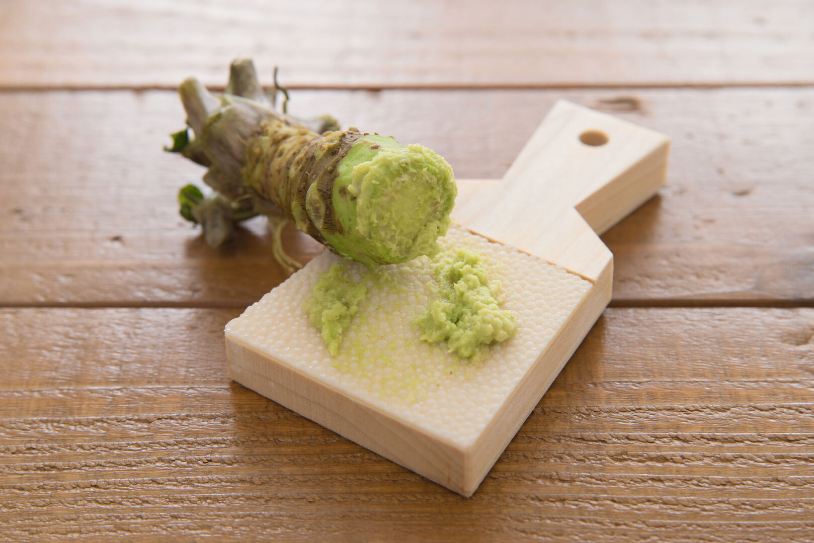 Japanischer Meerrettich Wasabi auf Holzbrett
