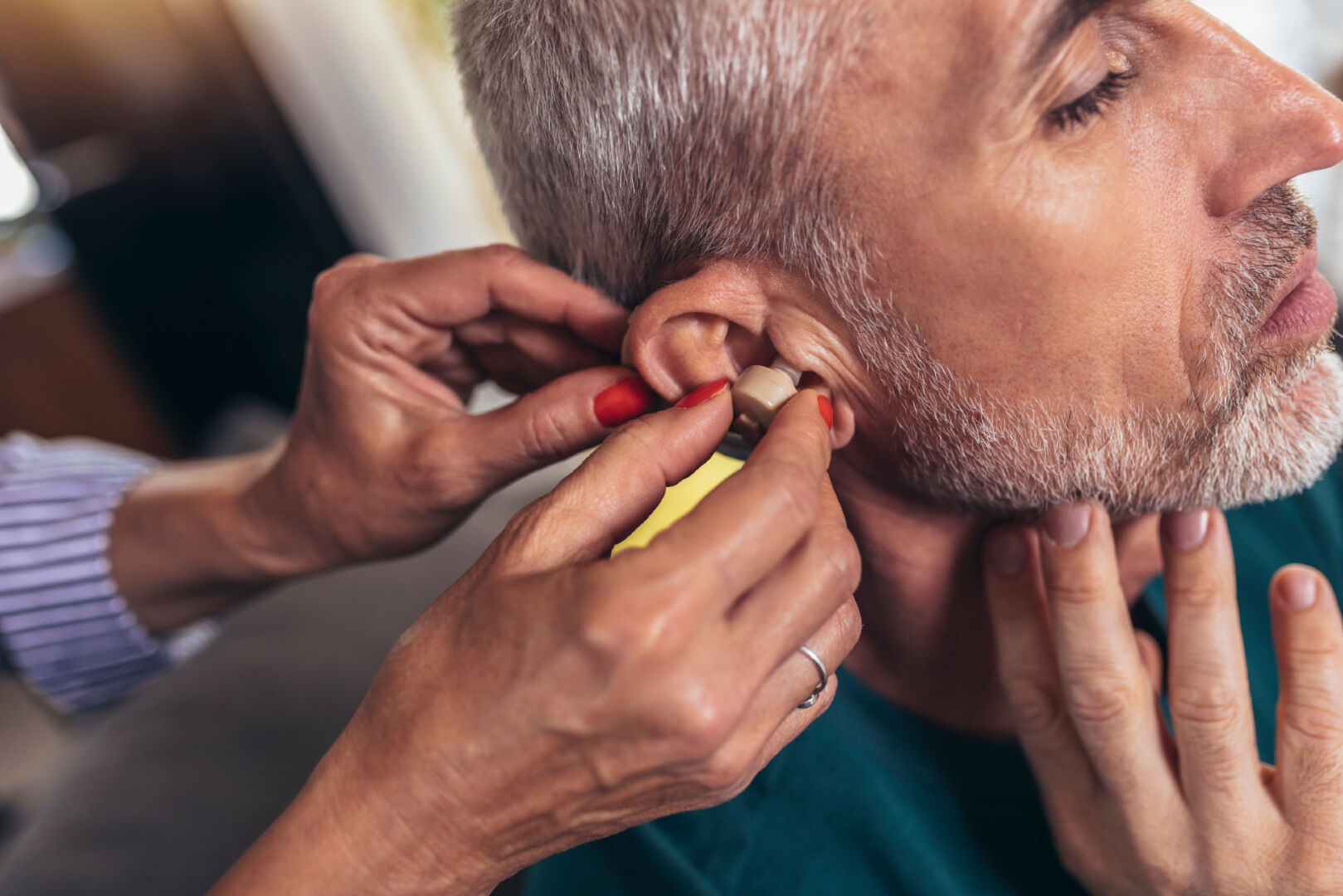 Mann bekommt ein IdO-Hörgerät eingesetzt | Credit: iStock.com/Jovanmandic