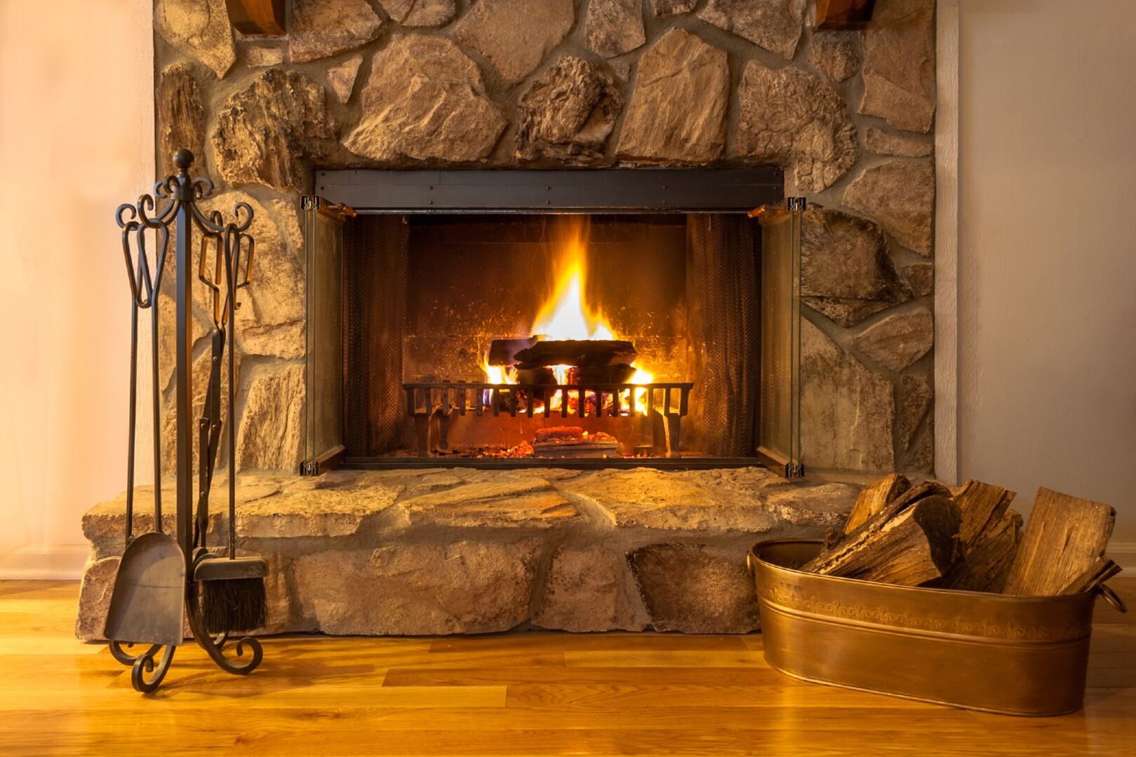 Kamin mit Holz | Credit: iStock.com/Carol A Hudson