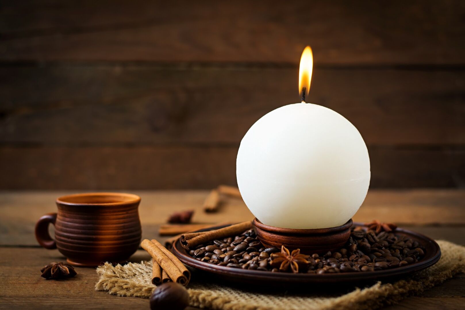 Eine runde Kerze steht auf einem Tisch | Credit: iStock.com/Elena_Danileiko