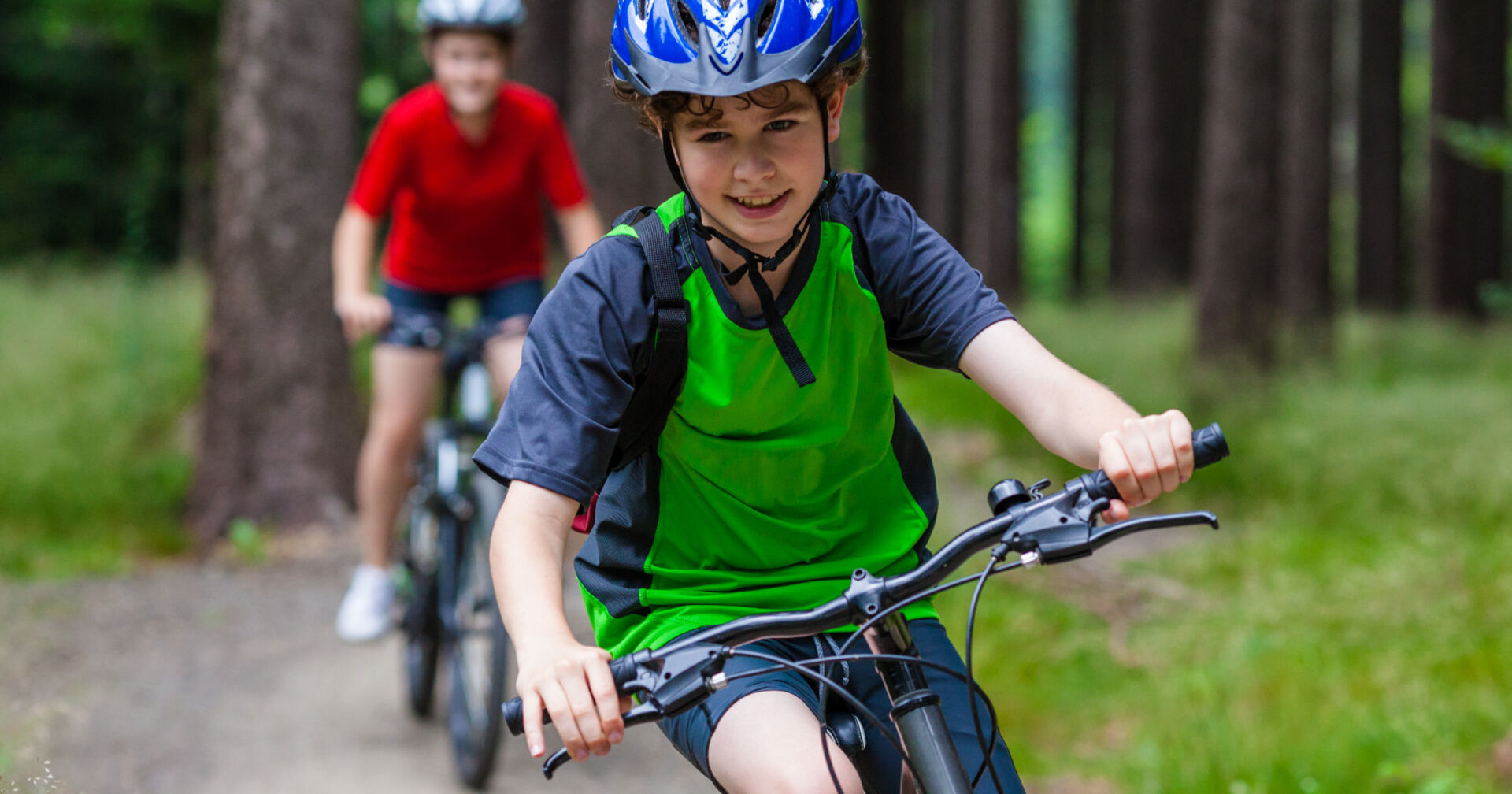 Kinder fahren Fahrrad | Credit: iStock.com/gbh007