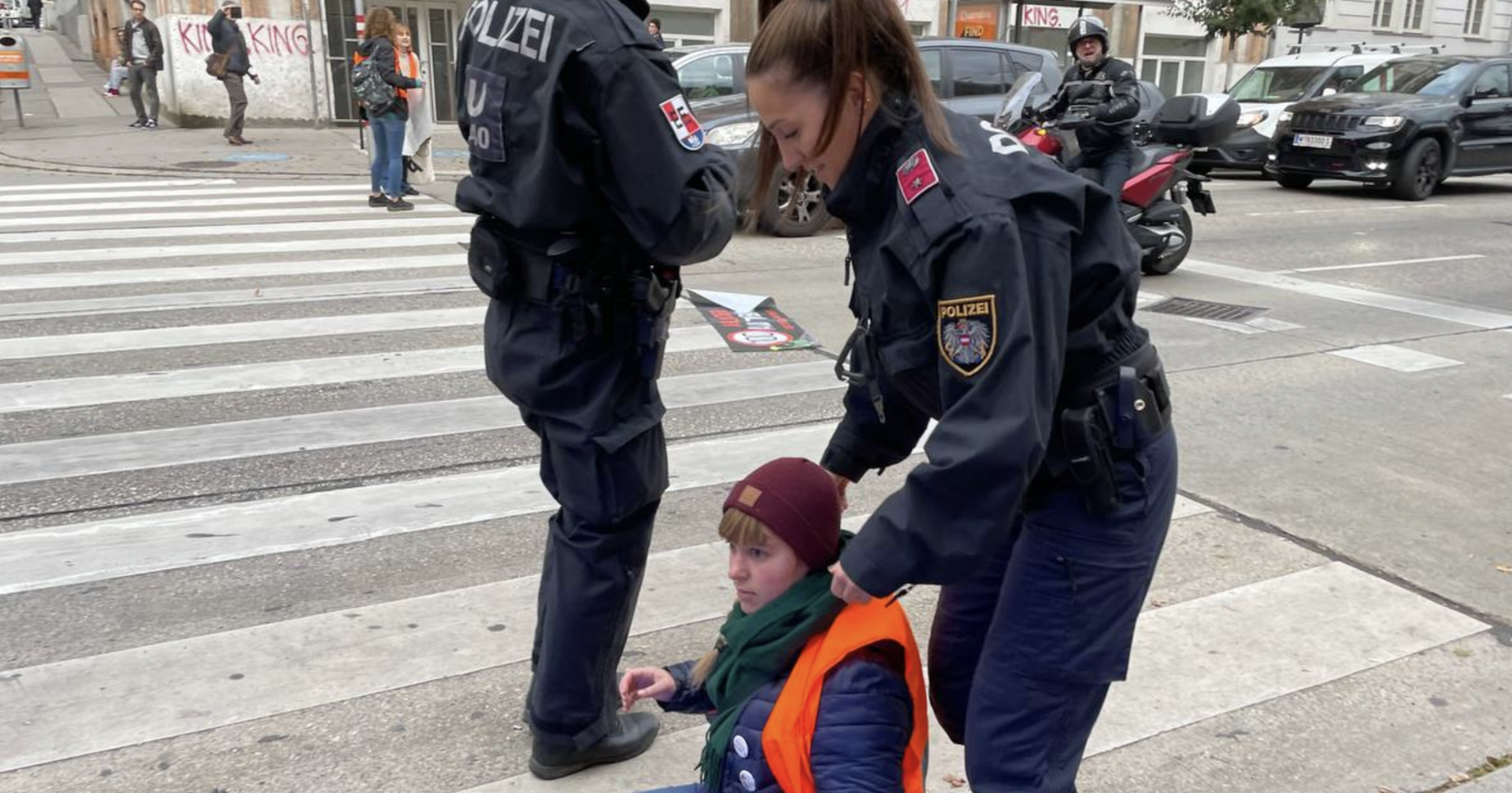 Polizei hebt Umweltschützerin hoch | Credit: Letzte Generation AT