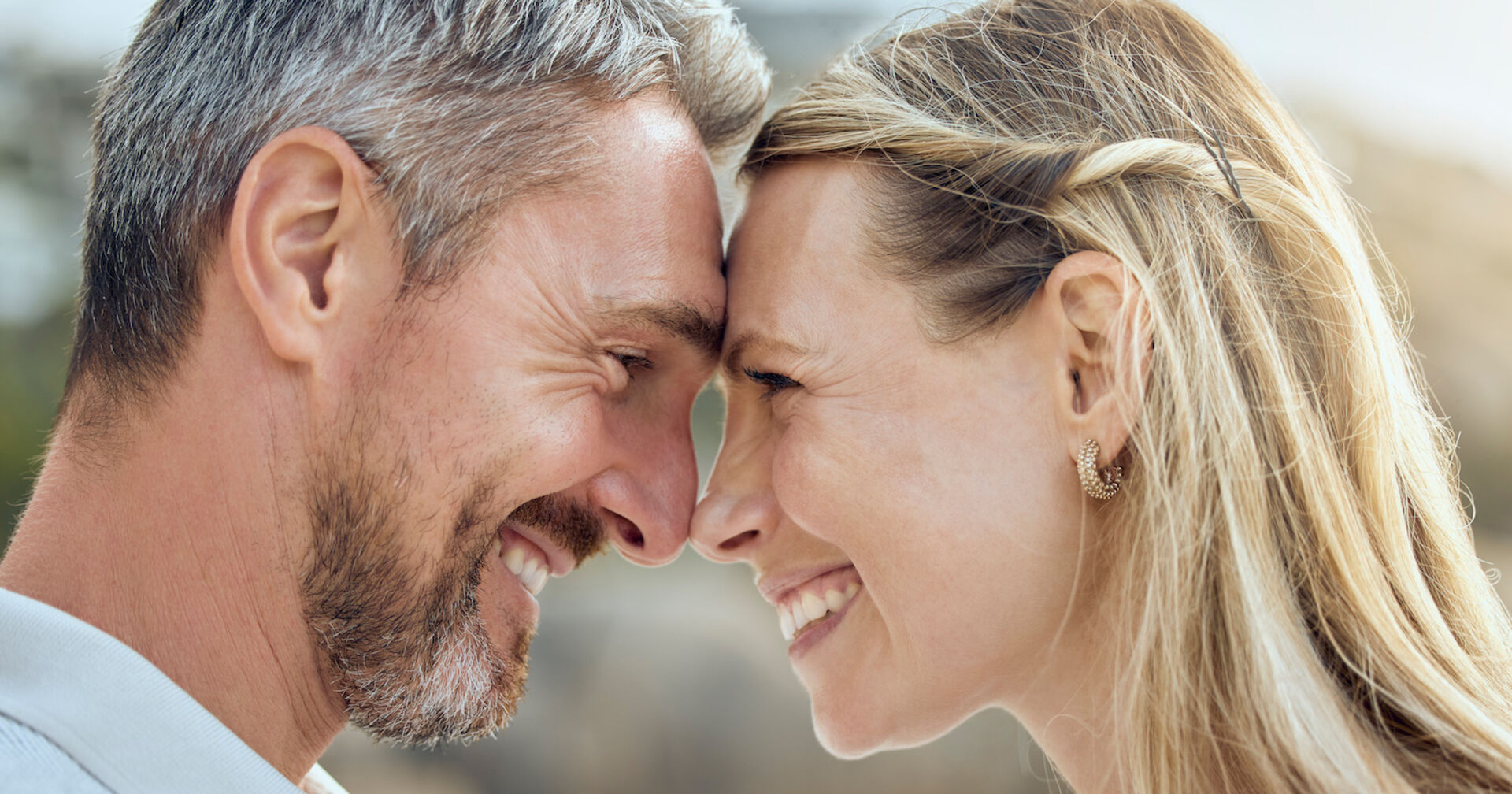 ein Mann mit grauen Haaren lächelt seine Frau an | Credit: iStock.com/PeopleImages
