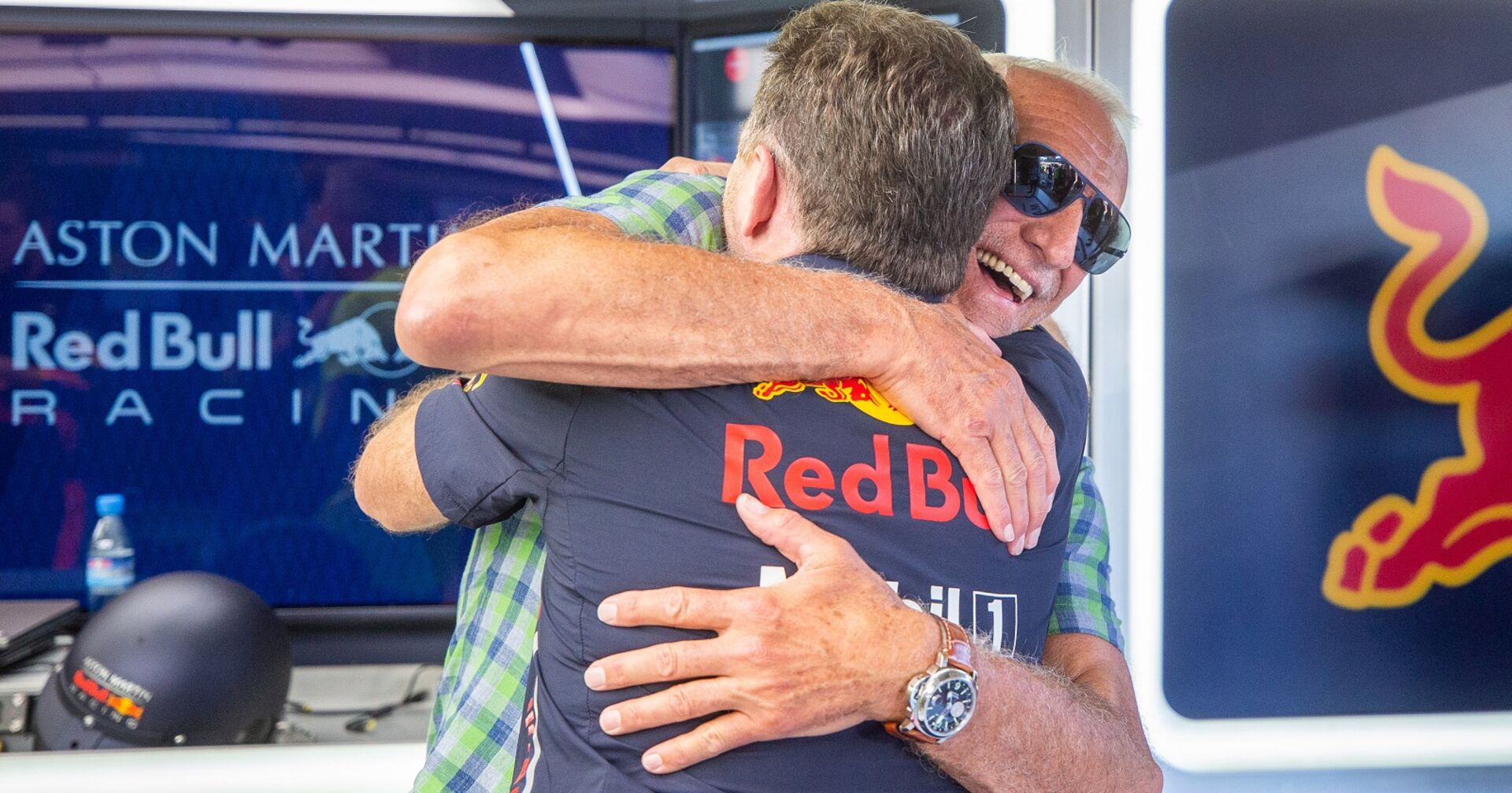 Didi Mateschitz umarmt lachen d Motorsportchef Christian Horner vom Red Bull Racing Team.