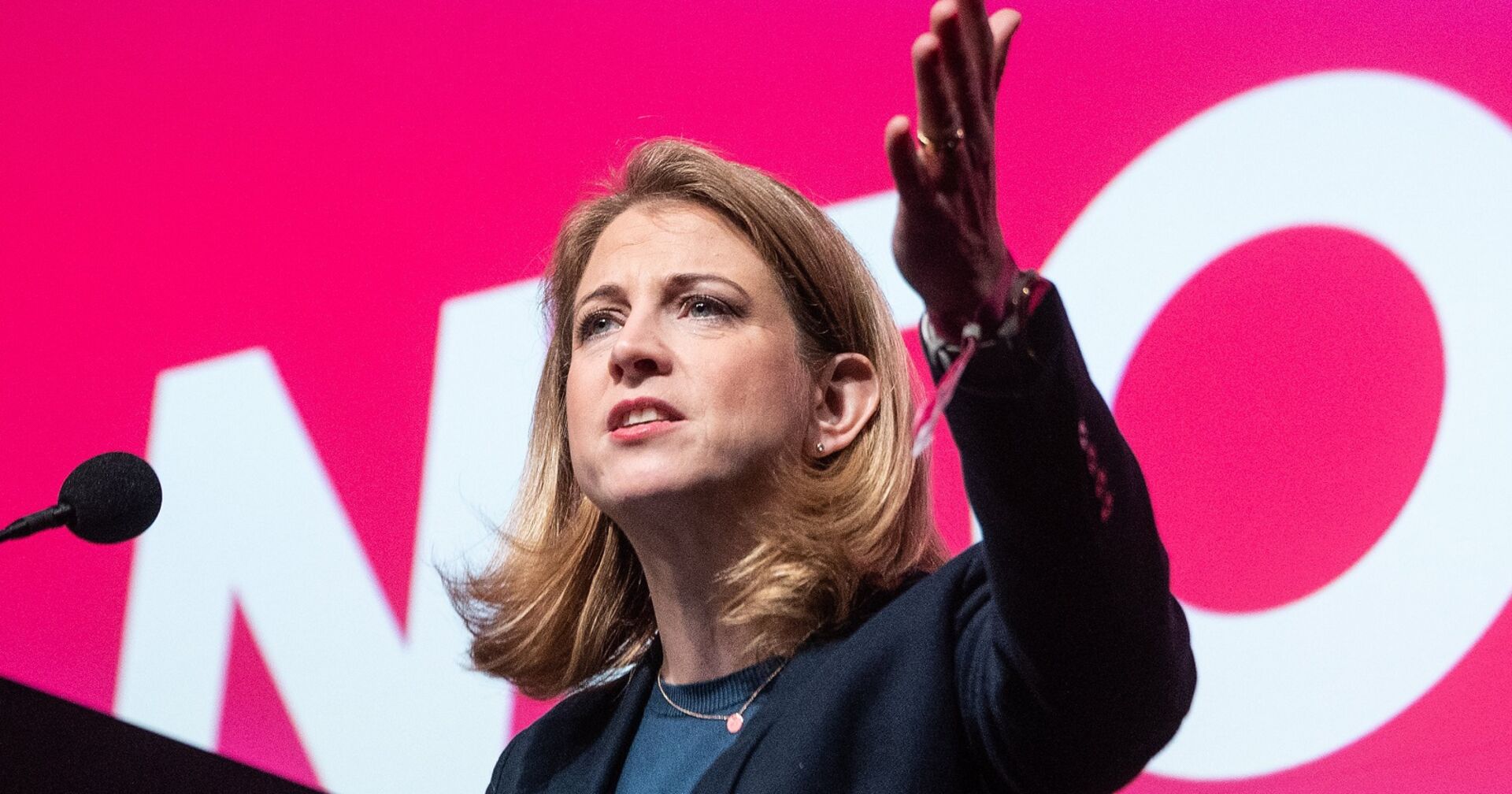 Beate Meinl-Reisinger bei ihrer Rede auf der pinken Mitgliederversammlung.