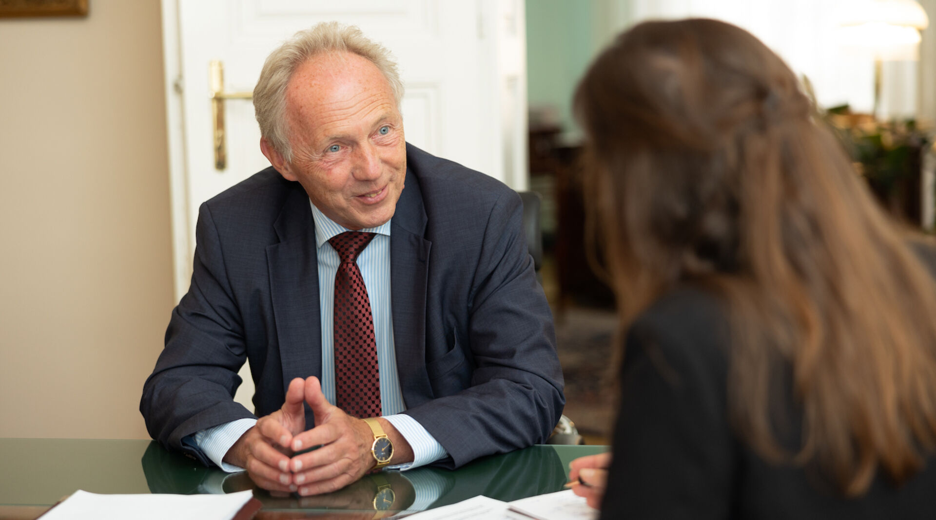 Dr. Brunner im Gespräch mit Weekend-Redakteurin Stefanie Hermann. Er lächelt