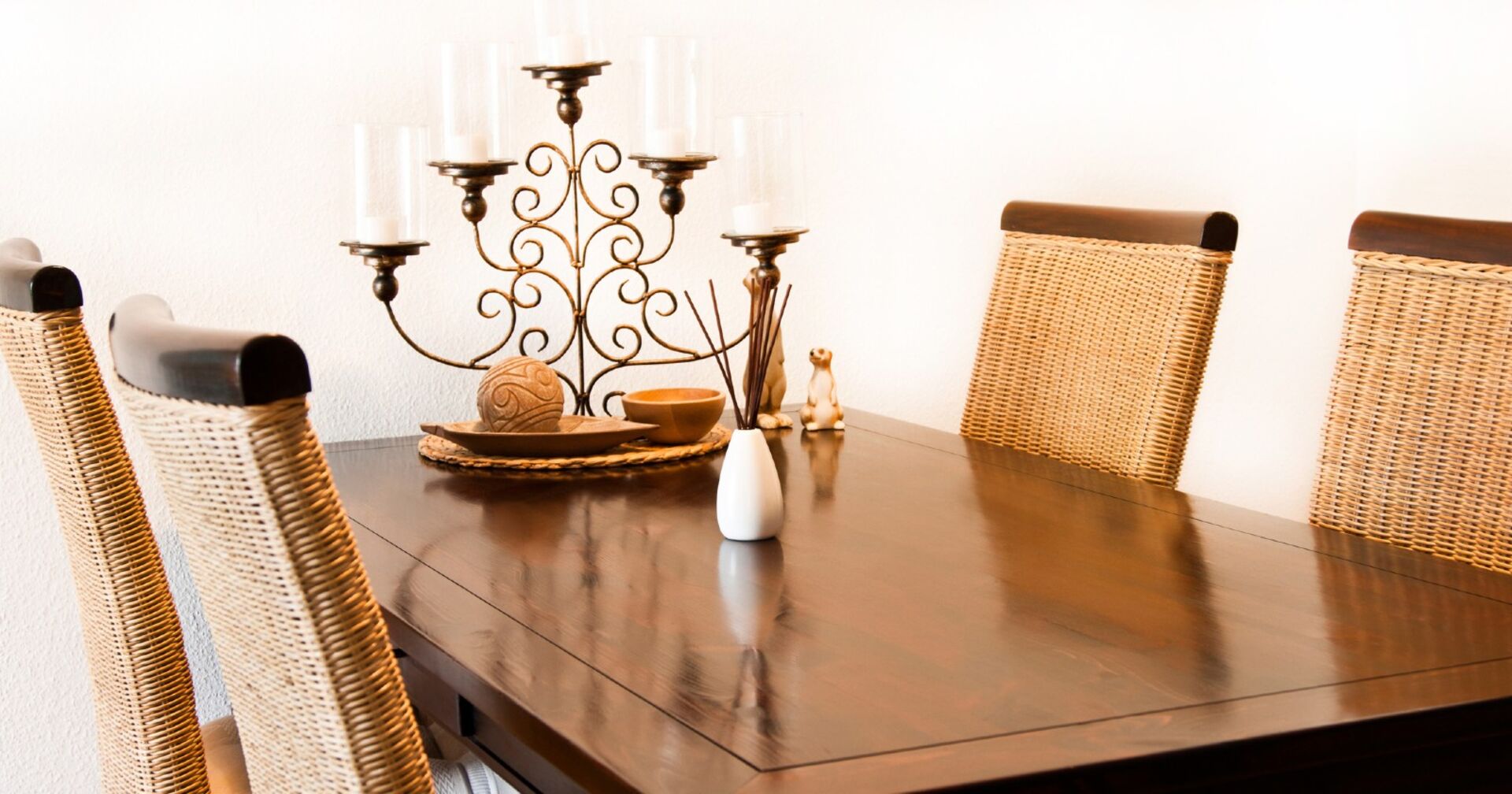 Kerzenständer aus Metall steht auf einem Holztisch | Credit: iStock.com/Togapix