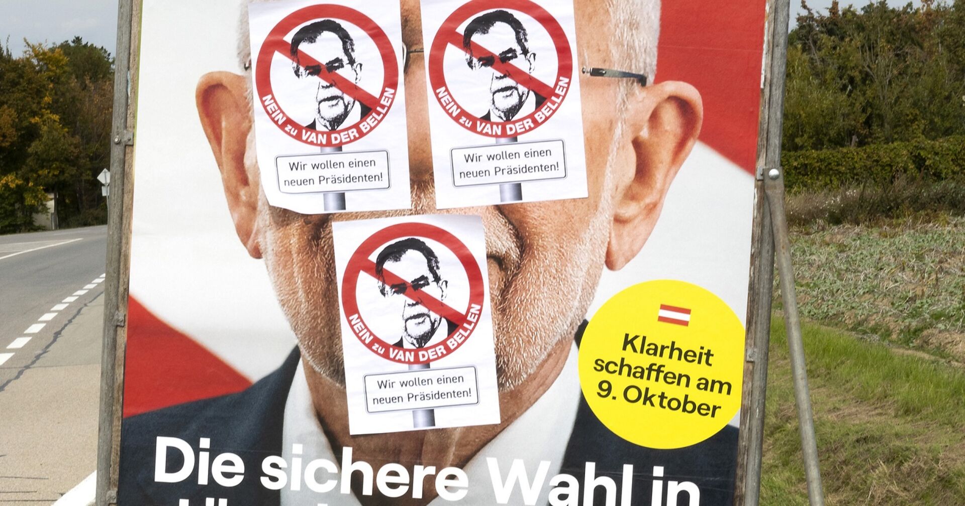 Beklebtes Wahlplakat von BP Alexander van der Bellen