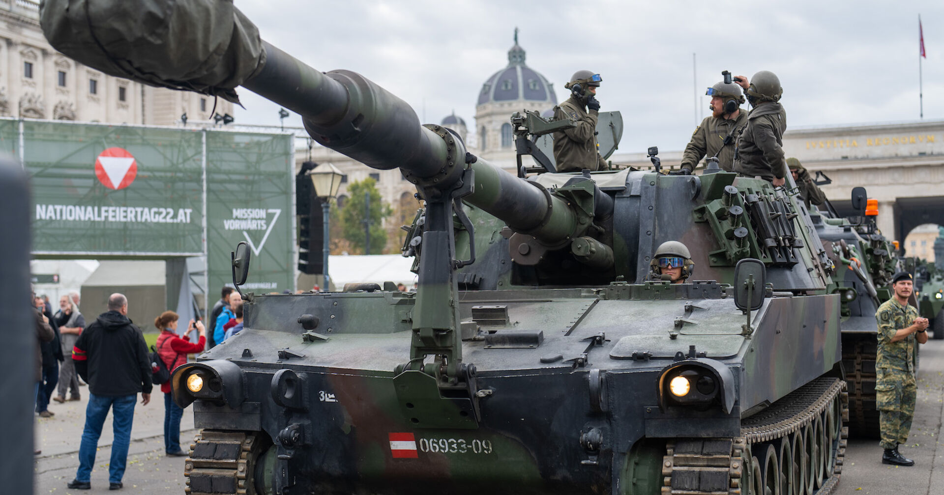Panzer rollen für die Leistungsschau des Bundesheeres auf den Wiener Heldenplatz | Credit: GEORG HOCHMUTH/APA/picturedesk.com