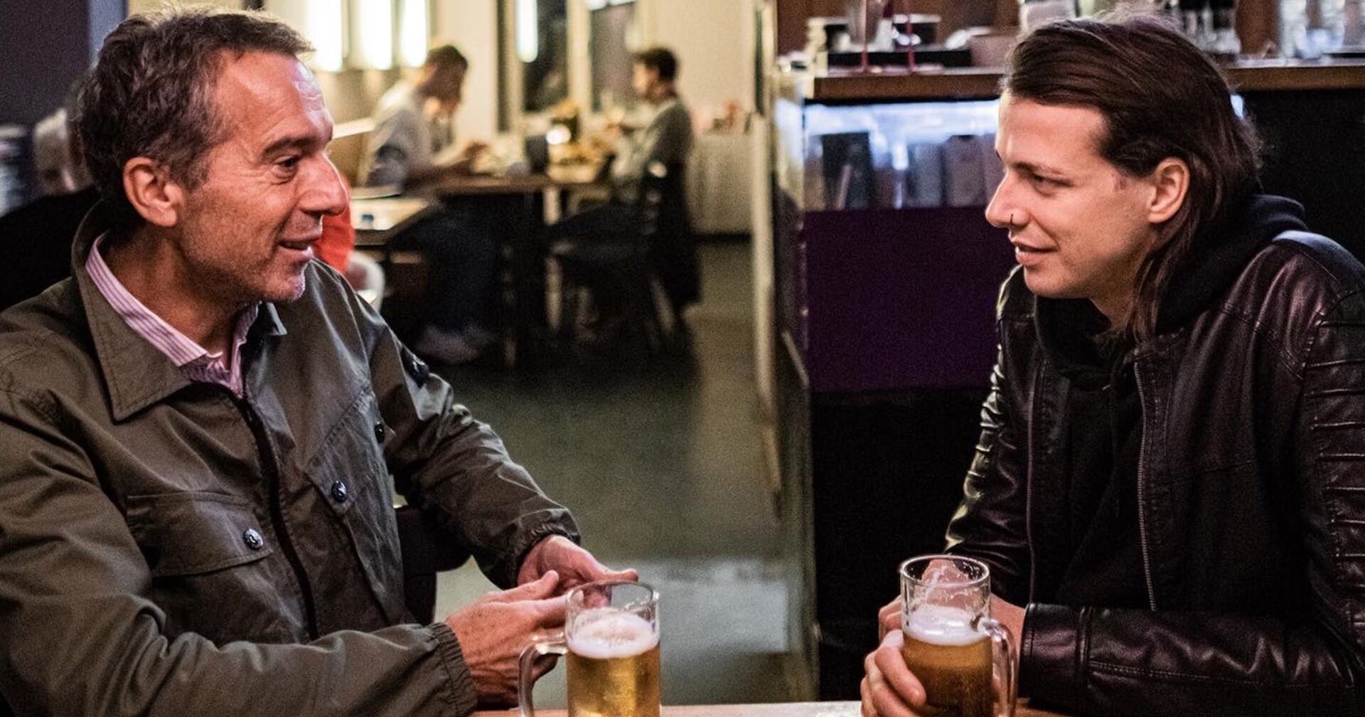 Christian Kern und Dominik Wlazny bei einem Bier in einer Bar