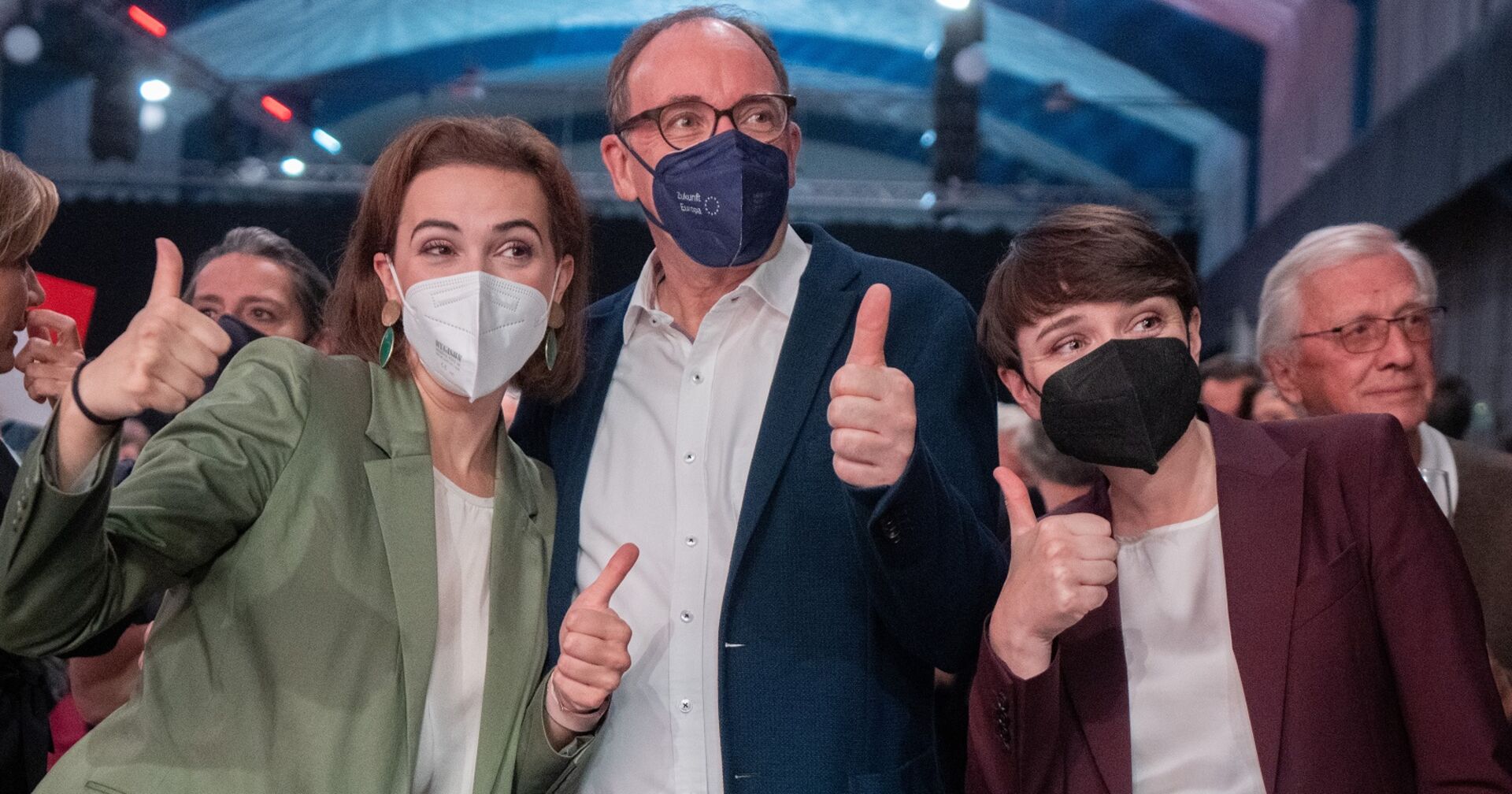Alma Zadic, Gesundheitsminister Johannes Rauch und Klubchefin Sigrid Maurer (alle mit Maske) feiern gemeinsam. Sie deuten ein &quot;Daumen hoch&quot;.