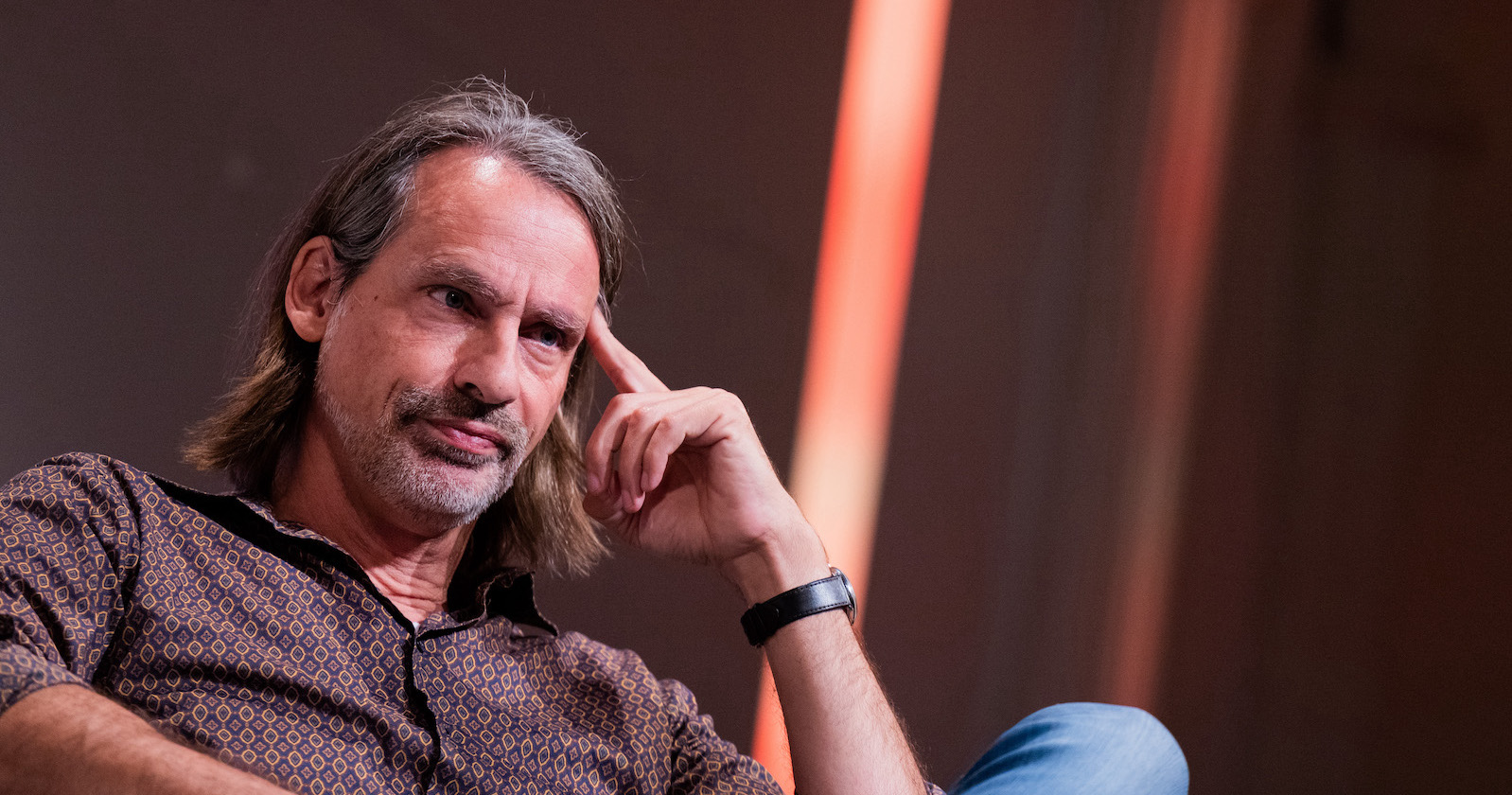 Porträt im Sitzen, Hand an der Schläfe