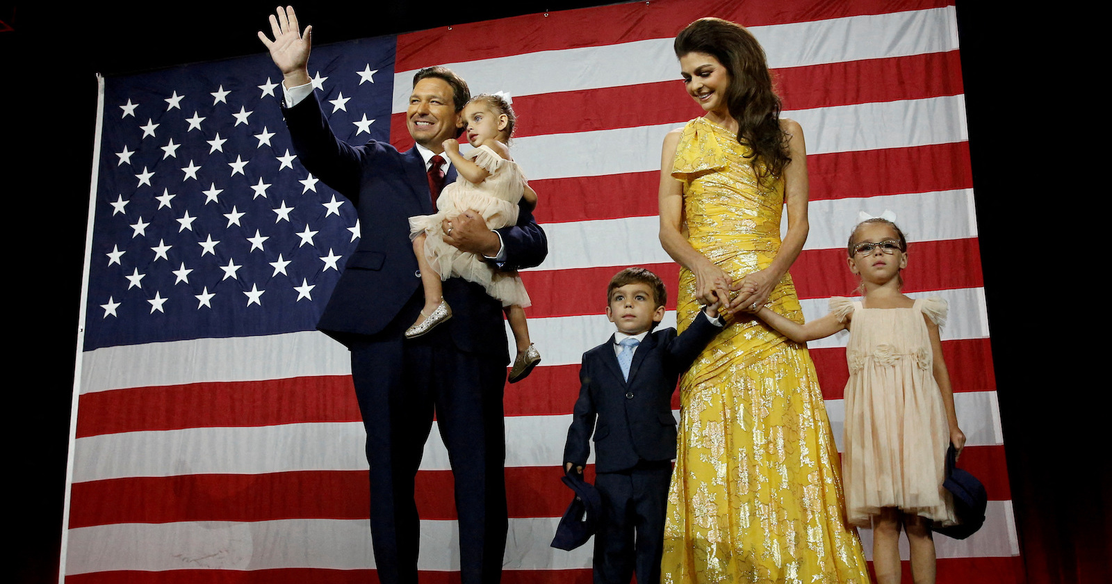 Auf der Bühne, er winkend