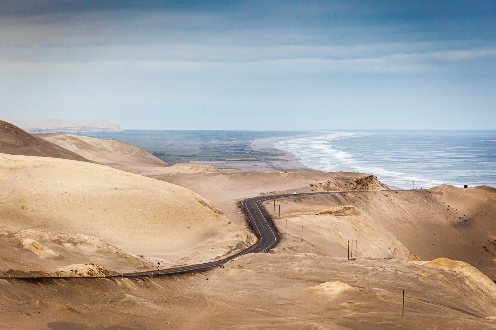 Die Straße Carretera Panamericana schlängelt sich durch trockene Küstenregion. | Credit: AdobeStock