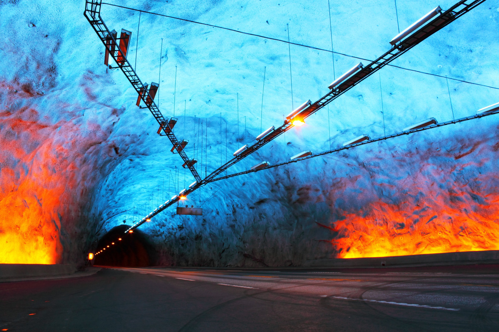 Im Lærdalstunnel in Norwegen. | Credit: AdobeStock