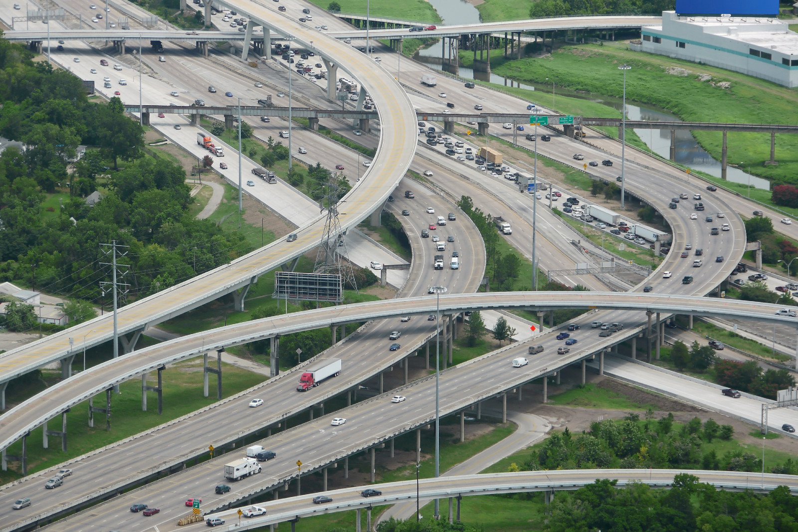 Ein Straßennetz in den USA von oben fotografiert. | Credit: AdobeStock