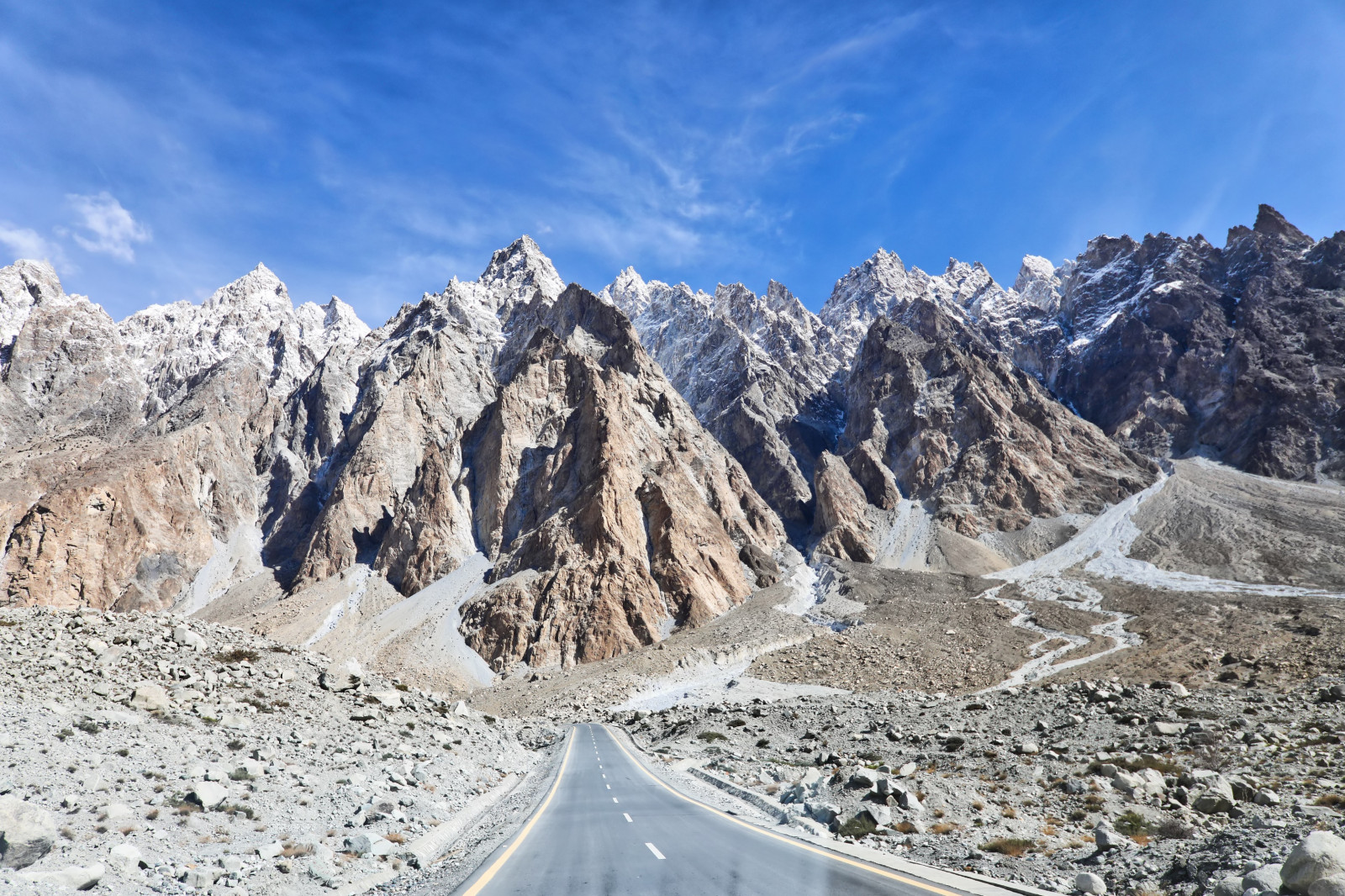 Karakorum Highway in den Bergen Chinas. | Credit: AdobeStock