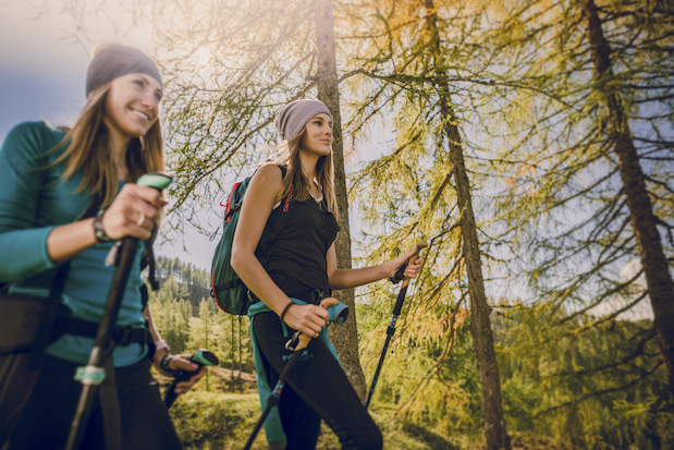 Zwei Frauen beim Wandern