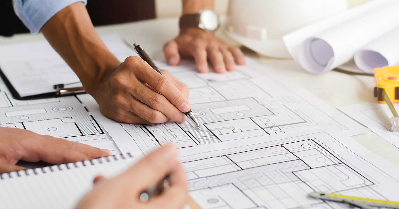 Ingenieure bei der Überarbeitung von Bauplänen | Credit: iStock.com/Sakorn Sukkasemsakorn