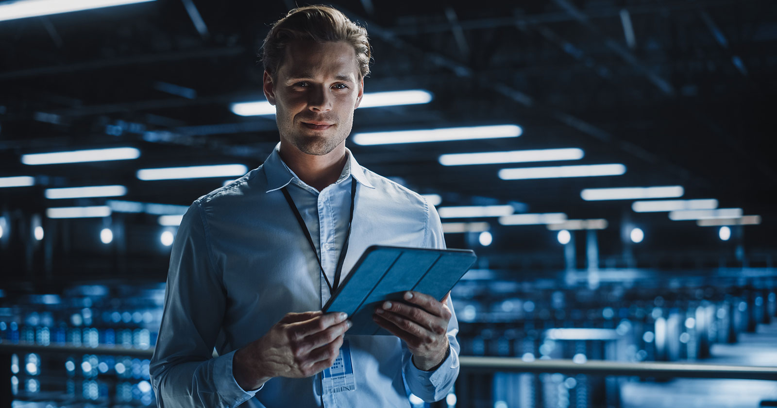 Junger Mann mit Tablet in der Hand | Credit: iStock.com/gorodenkoff