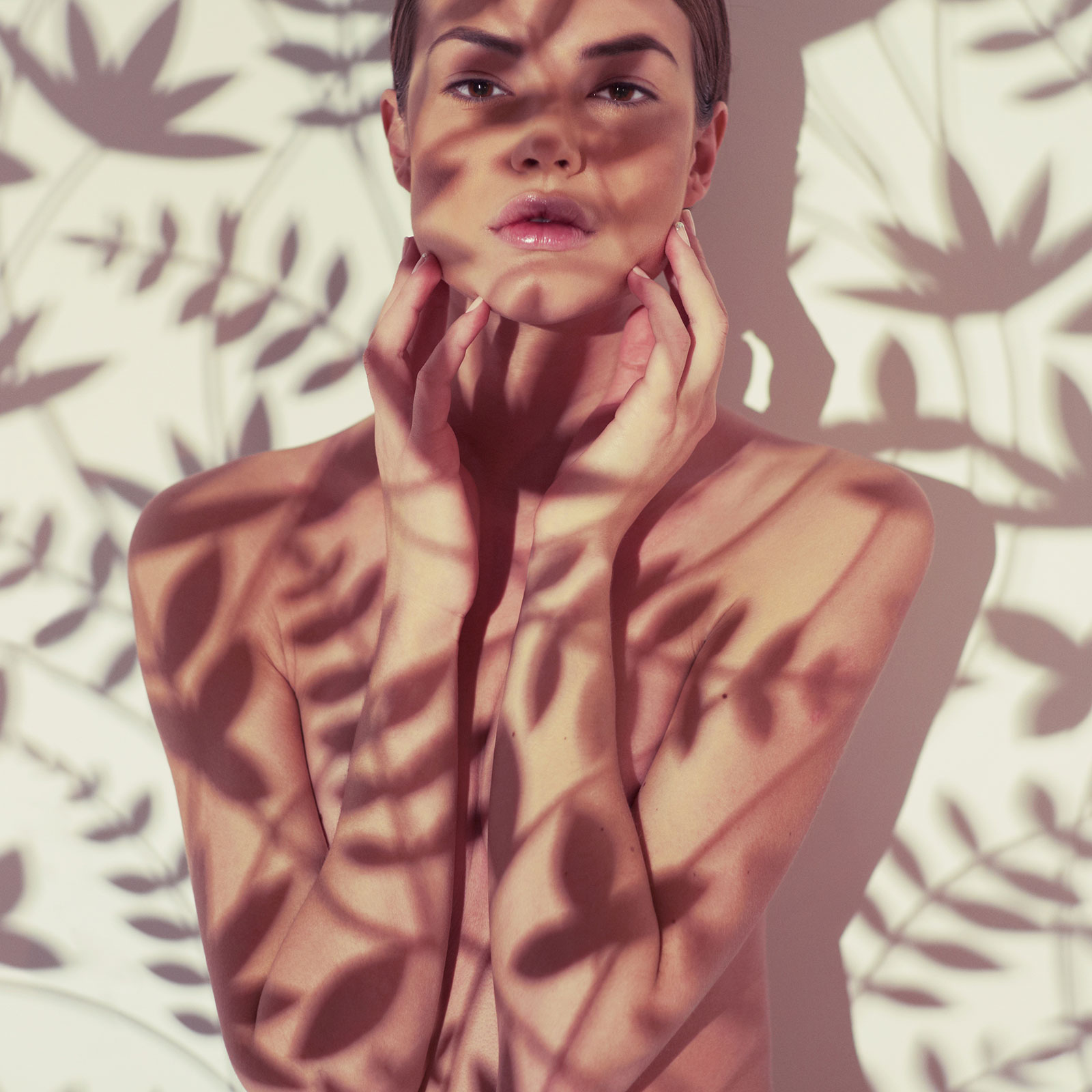 Pflanzen werfen Schatten auf eine junge Frau | Credit: iStock.com/egorr