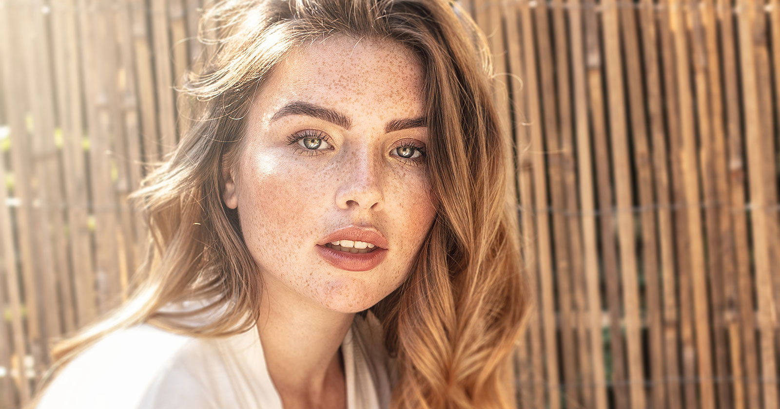 Junge rothaarige Frau mit Sommersprossen | Credit: iStock.com/NeonShot