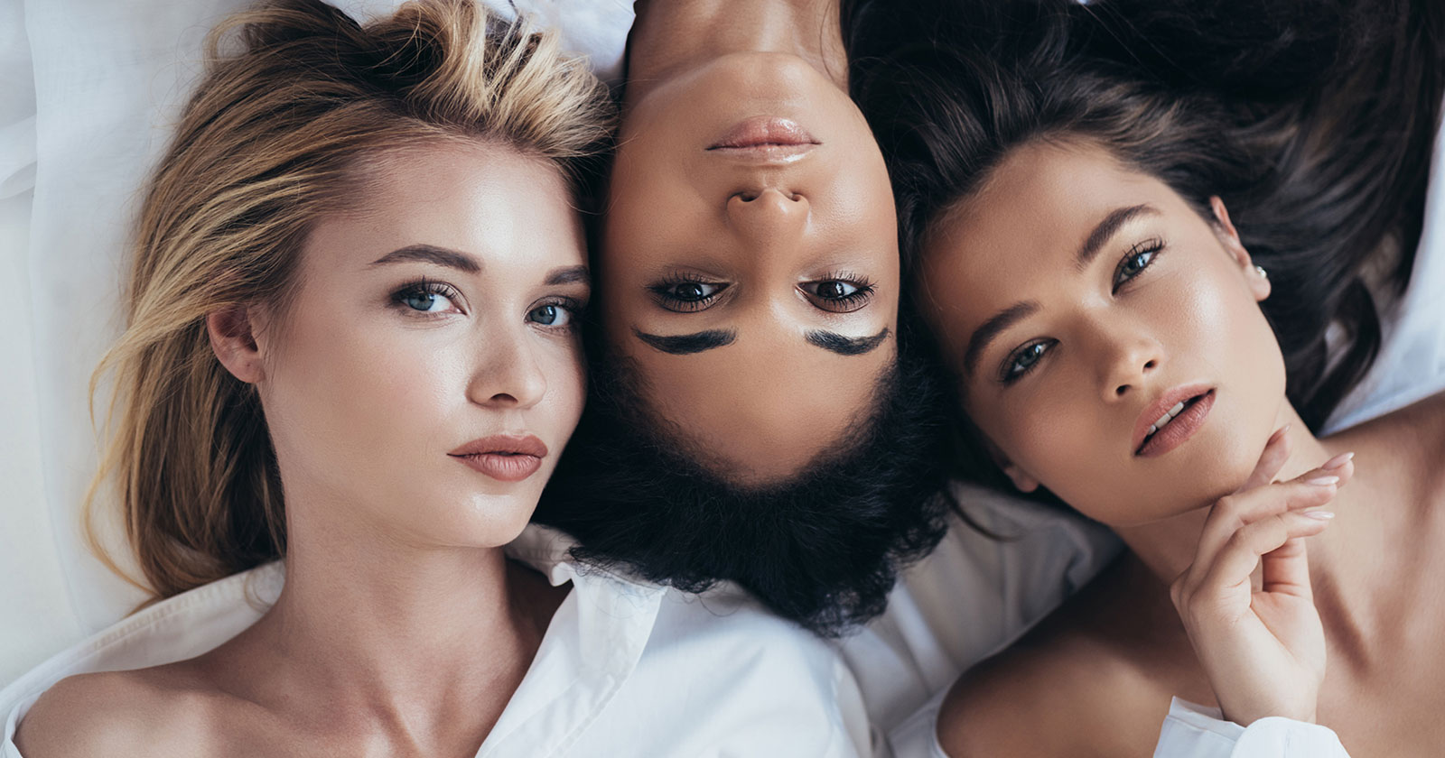 Drei junge Frauen auf dem Rücken liegend | Credit: iStock.com/LightFieldStudios