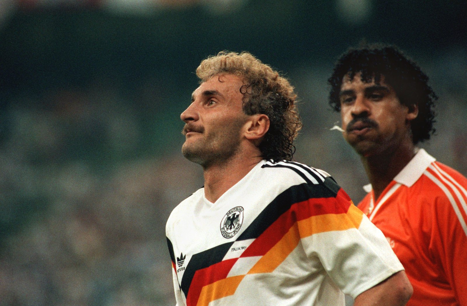 Frank Rijkaard spukt Rudi Völler bei der WM 1990 an. | Credit: A_2900_Martina_Hellmann / dpa / picturedesk.com