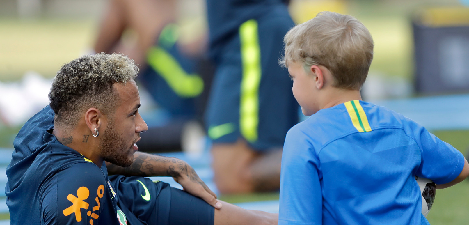 Neymar und sein Sohn Davi beim Training. | Credit: Andre Penner / AP / picturedesk.com