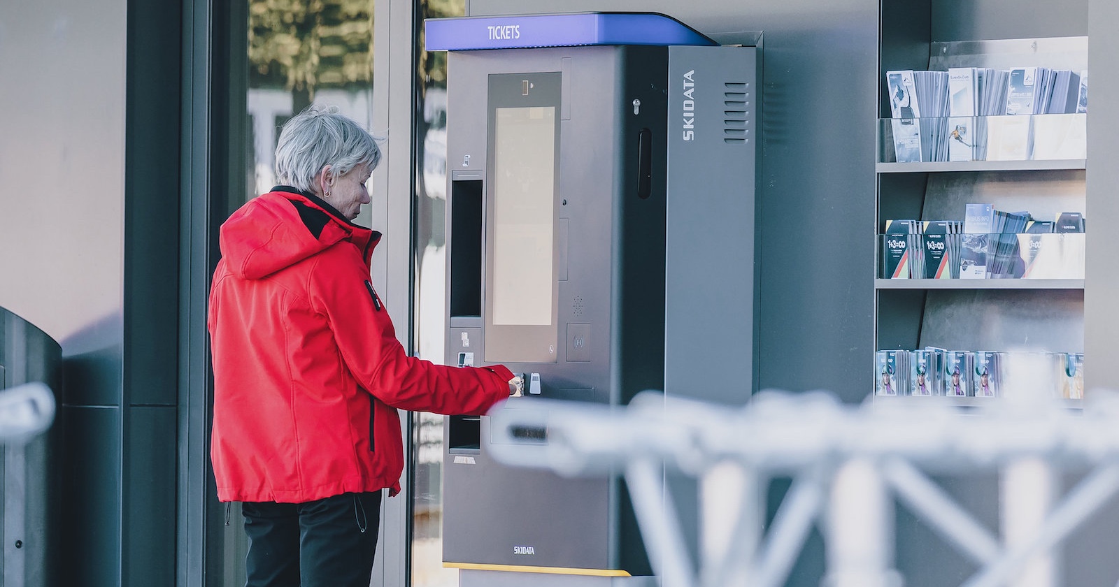 Frau kauft am Automat Skiticket. | Credit: Stefanie Oberhauser / EXPA / picturedesk.com