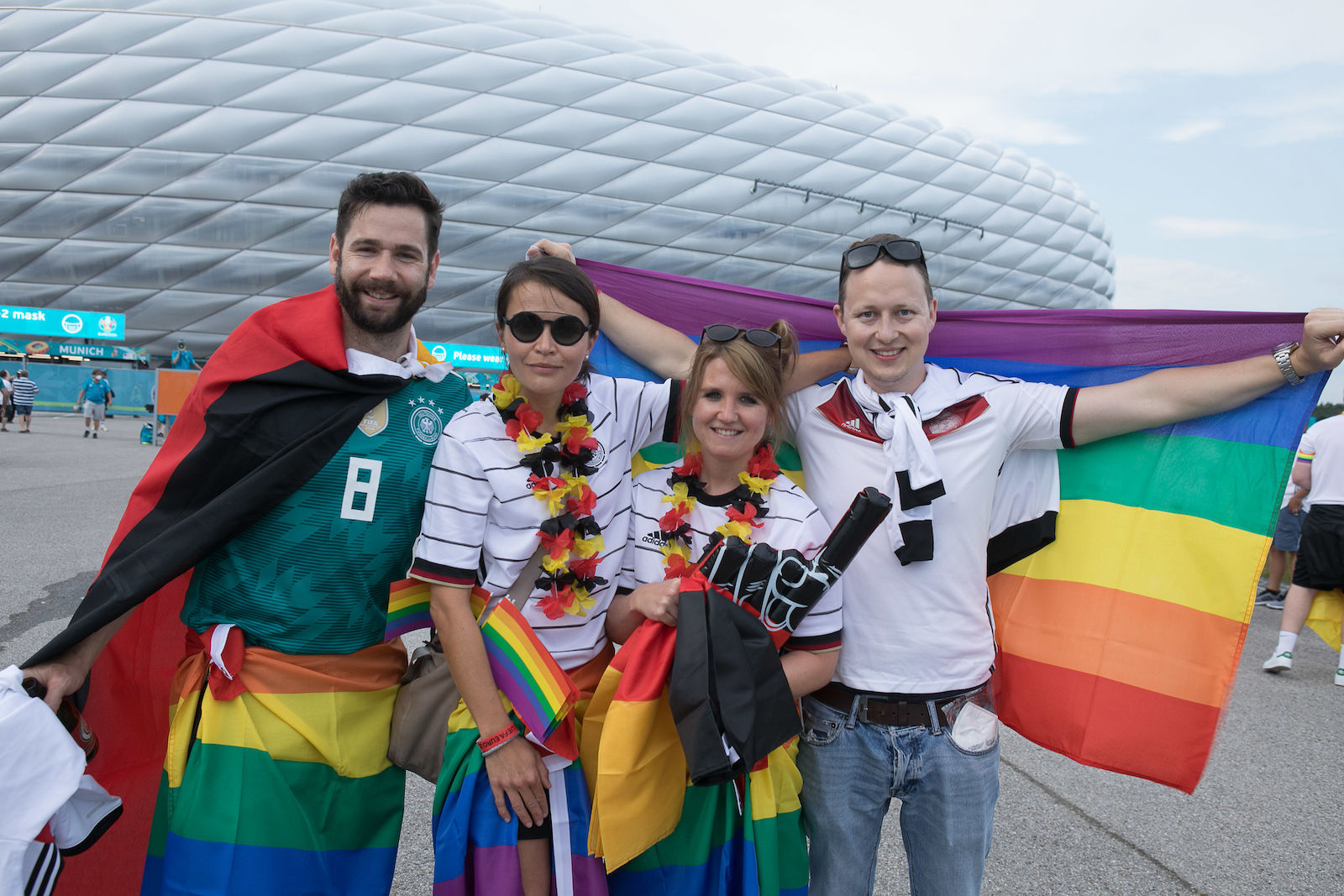 Fußball-Fans mit Regenbogenfahne | Credit: Florian Peljak / SZ-Photo / picturedesk.com