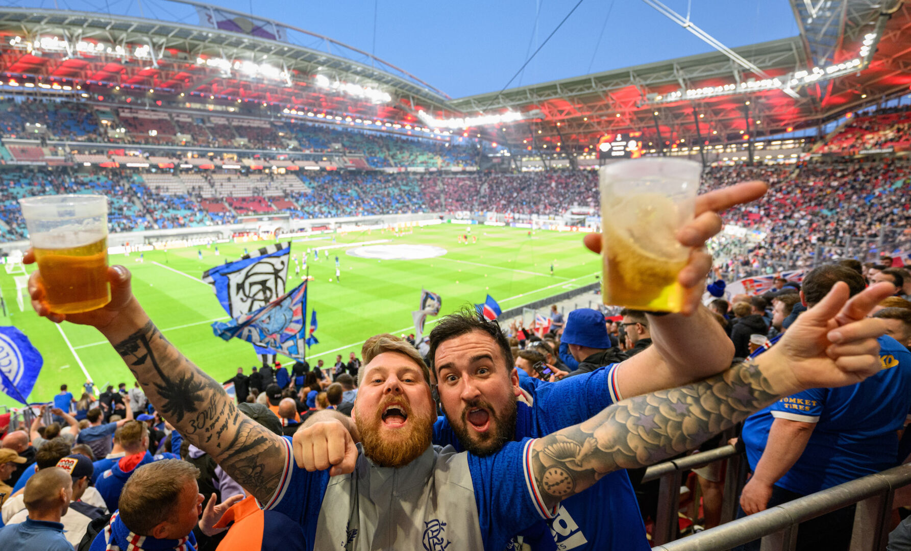 Fußballfans mit Bier im Stadion. | Credit: Robert Michael / dpa / picturedesk.com