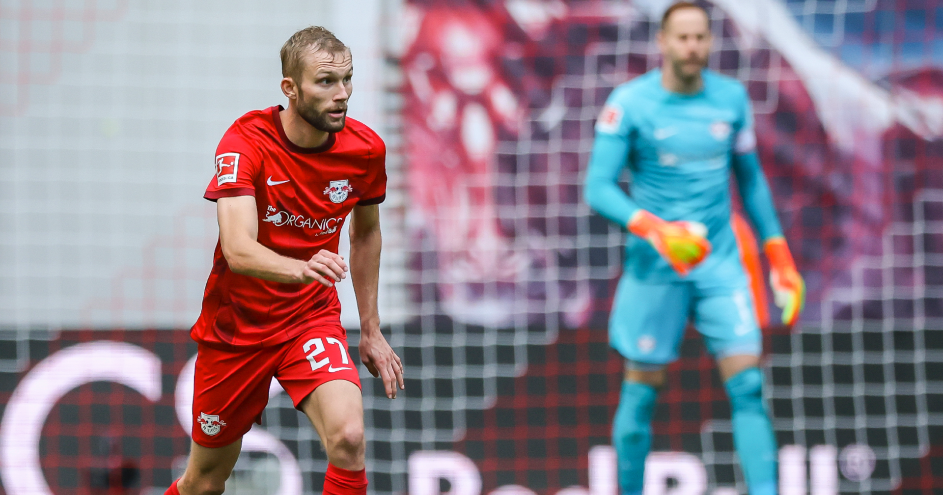 Konrad Laimer im Dress von RB Leipzig, der zu einem Dribbling mit dem Ball ansetzt