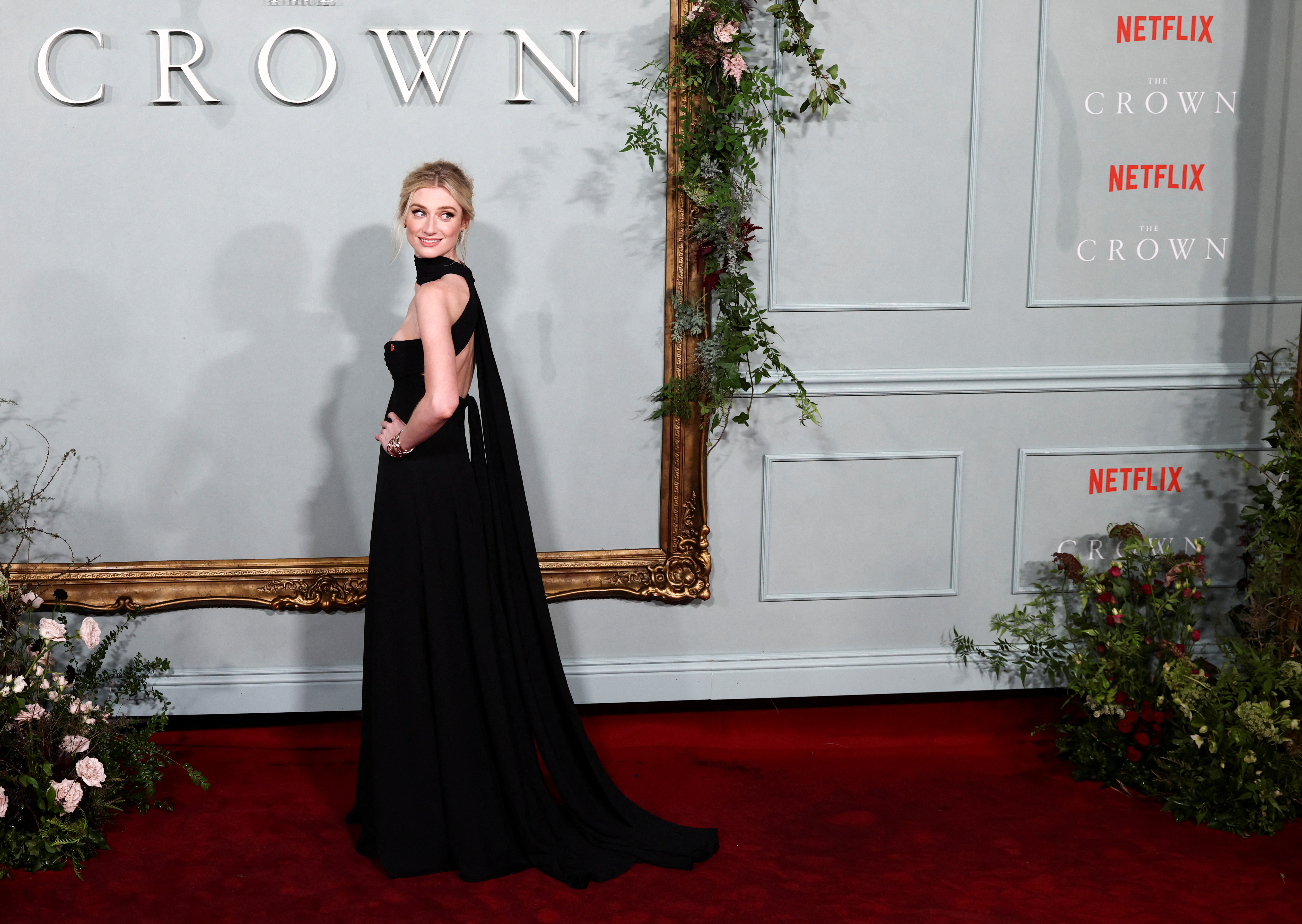 Elizabeth Debicki in einem schwarzen Kleid