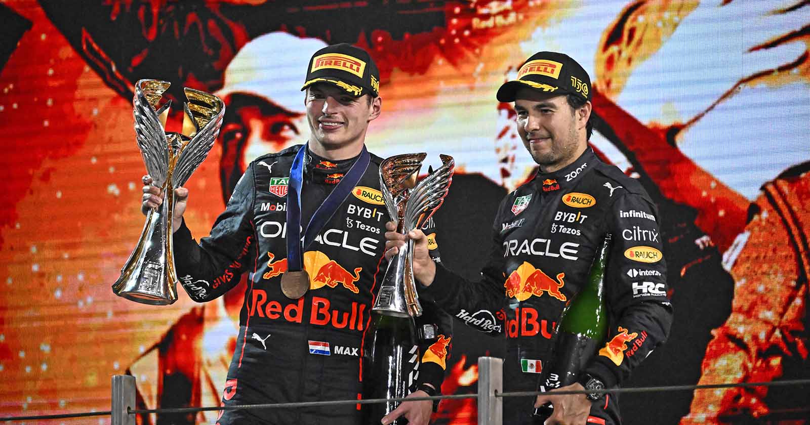 Max Verstappen und Sergio Perez bei einer Siegerehrung