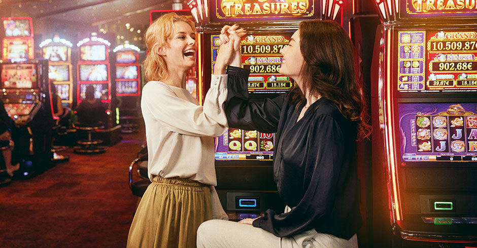 Zwei junge Frauen im Casino | Credit: Casinos Austria