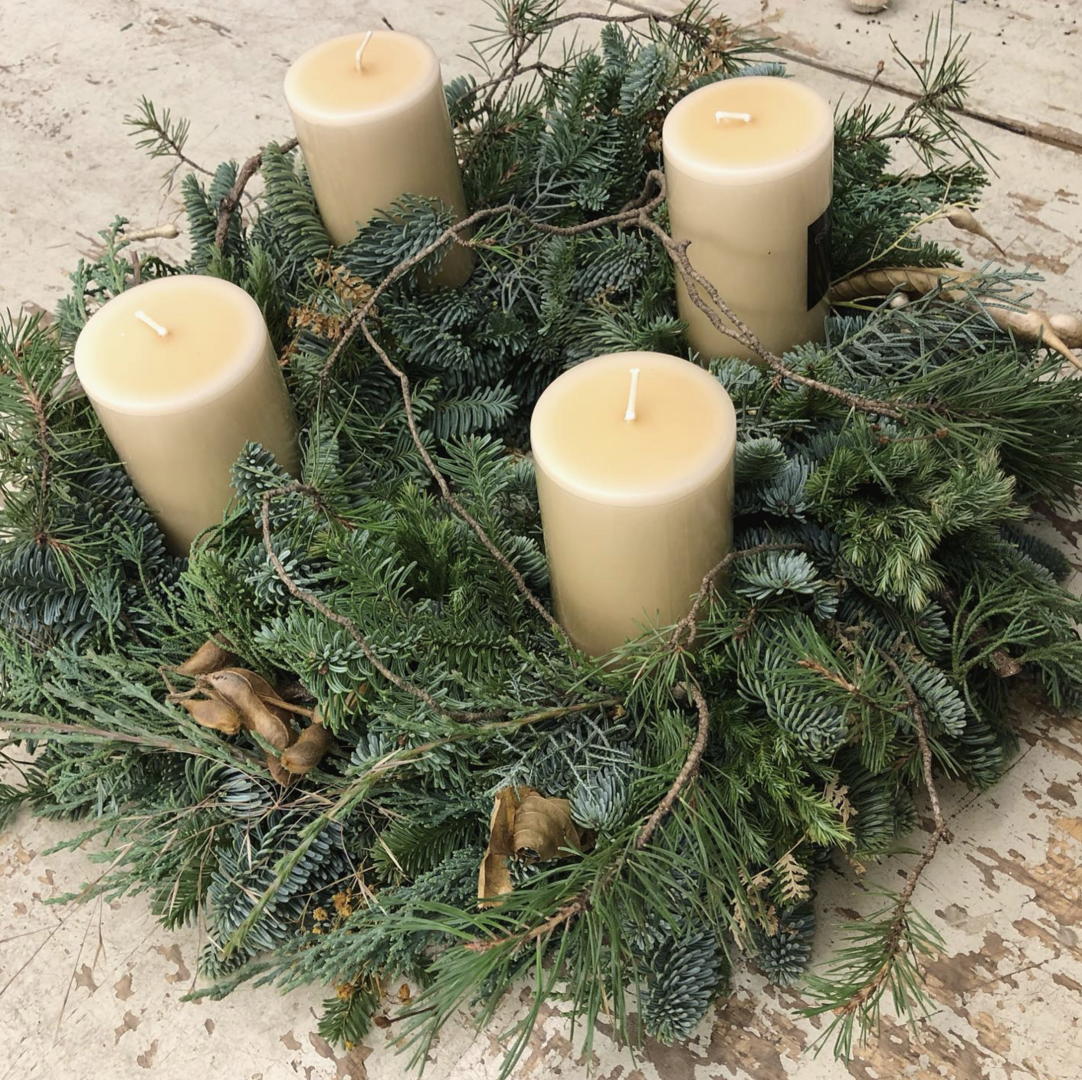 Adventkranz aus natürlichen Materialien