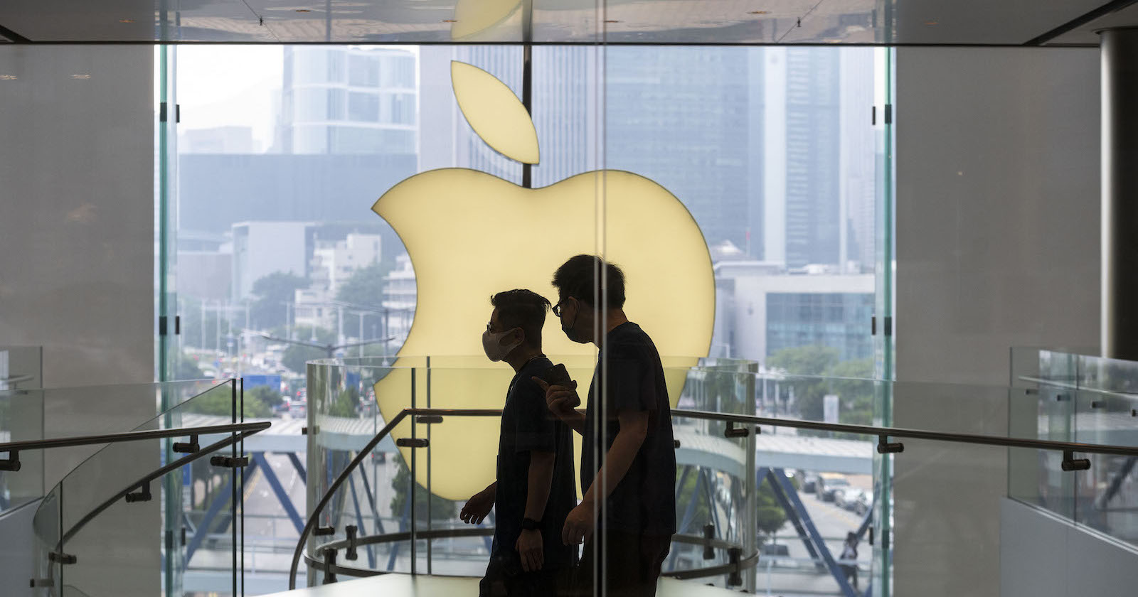 Zwei Kunden vor großem Apple Logo