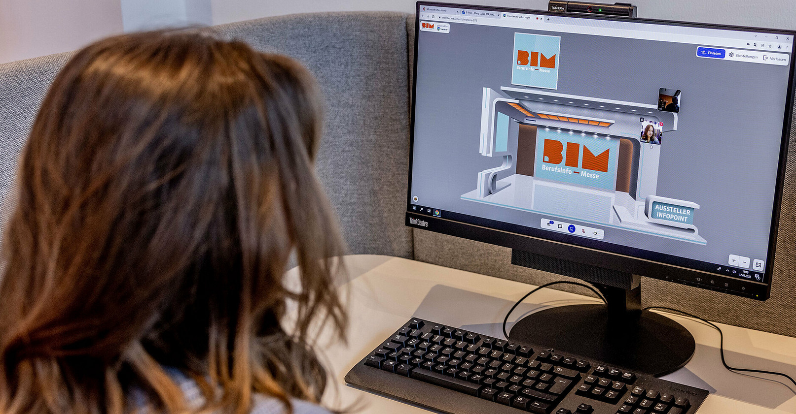 Mädchen sitzt vor dem Bildschirm und informiert sich über die BIM. | Credit: BIM Salzburg/Doris Wild