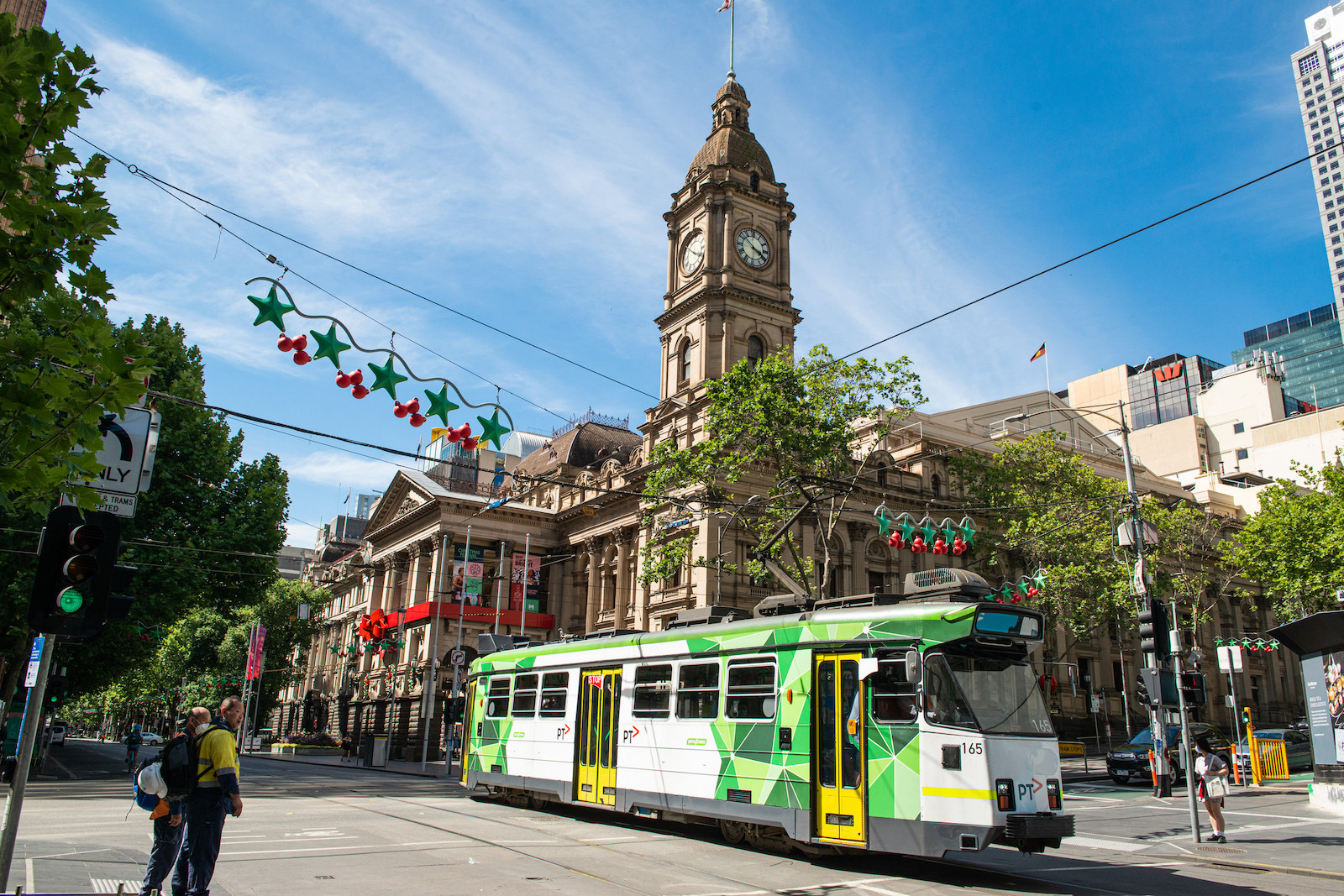Tram vor der City Hall in Melbourne. | Credit: Visit Victoria