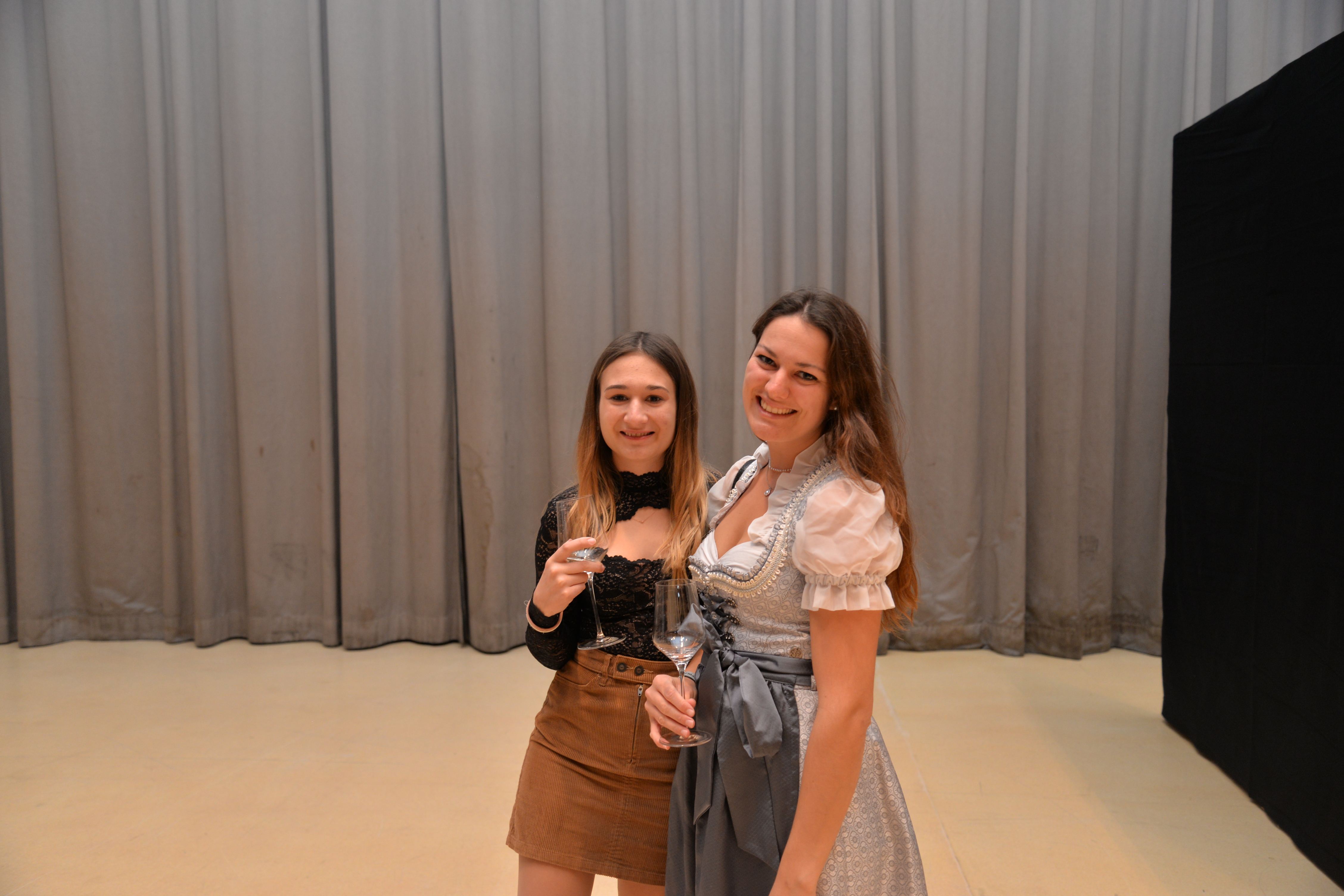 Zwei Frauen mit Weingläsern in der Hand