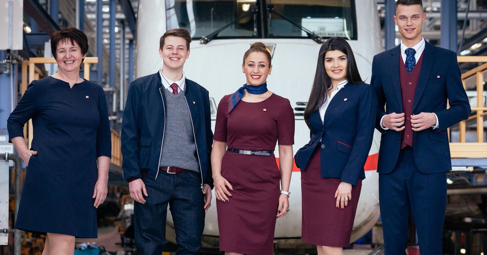 Gruppe von Mitarbeitern vor Lok